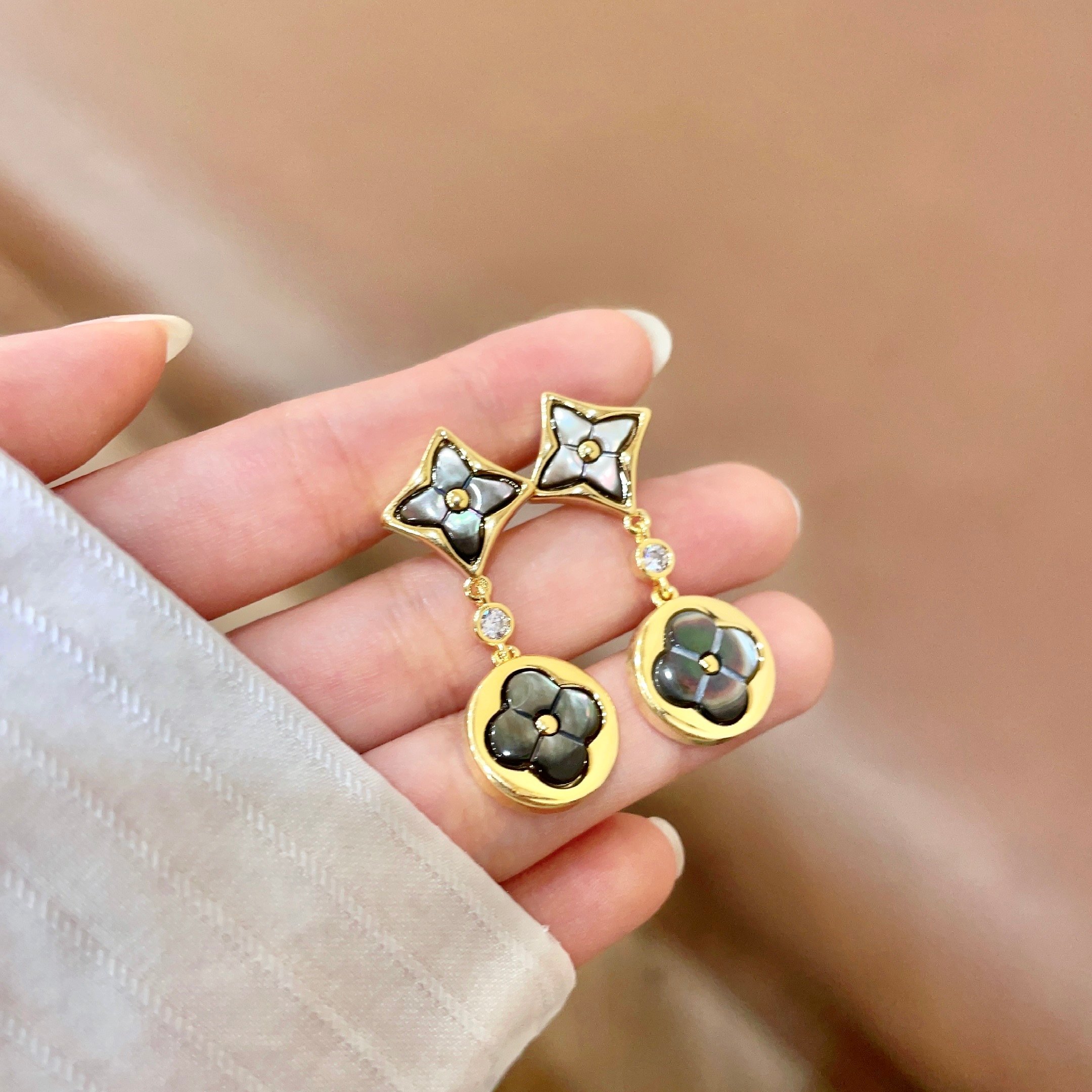 😍LV耳钉耳环🌀原版黄铜 925纯银针 实拍 设计不张扬🥰不高调却带着一种迷人的气质上身超显气质👑不能更