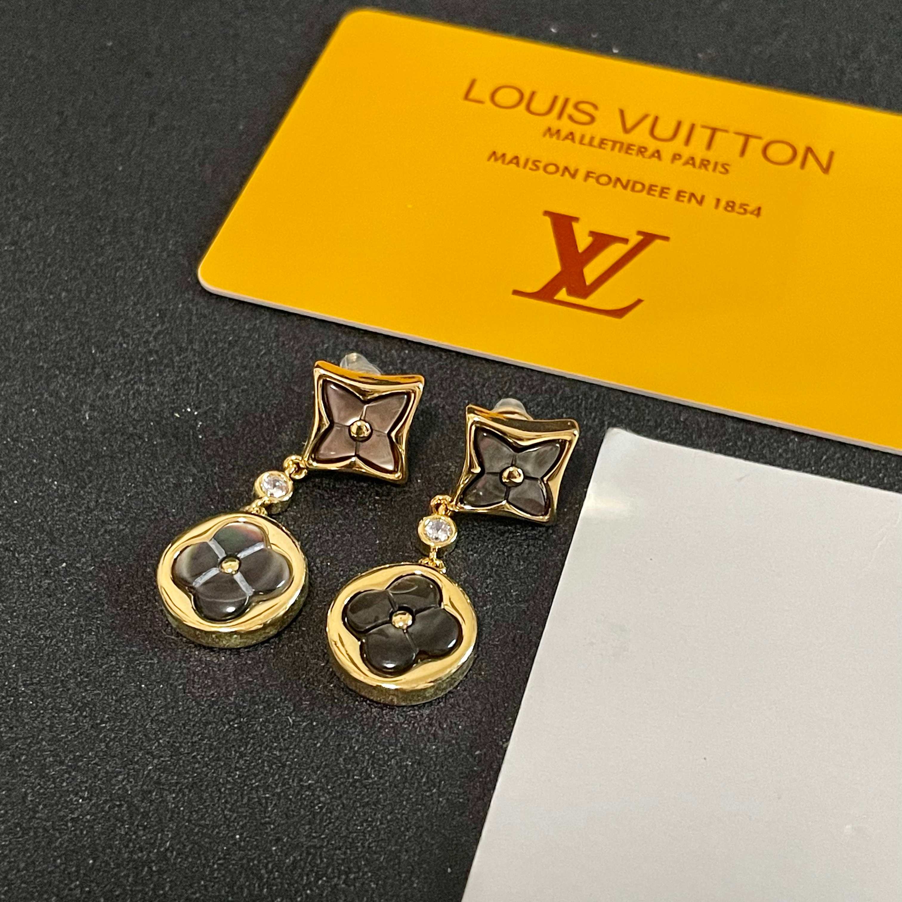 😍LV耳钉耳环🌀原版黄铜 925纯银针 实拍 设计不张扬🥰不高调却带着一种迷人的气质上身超显气质👑不能更
