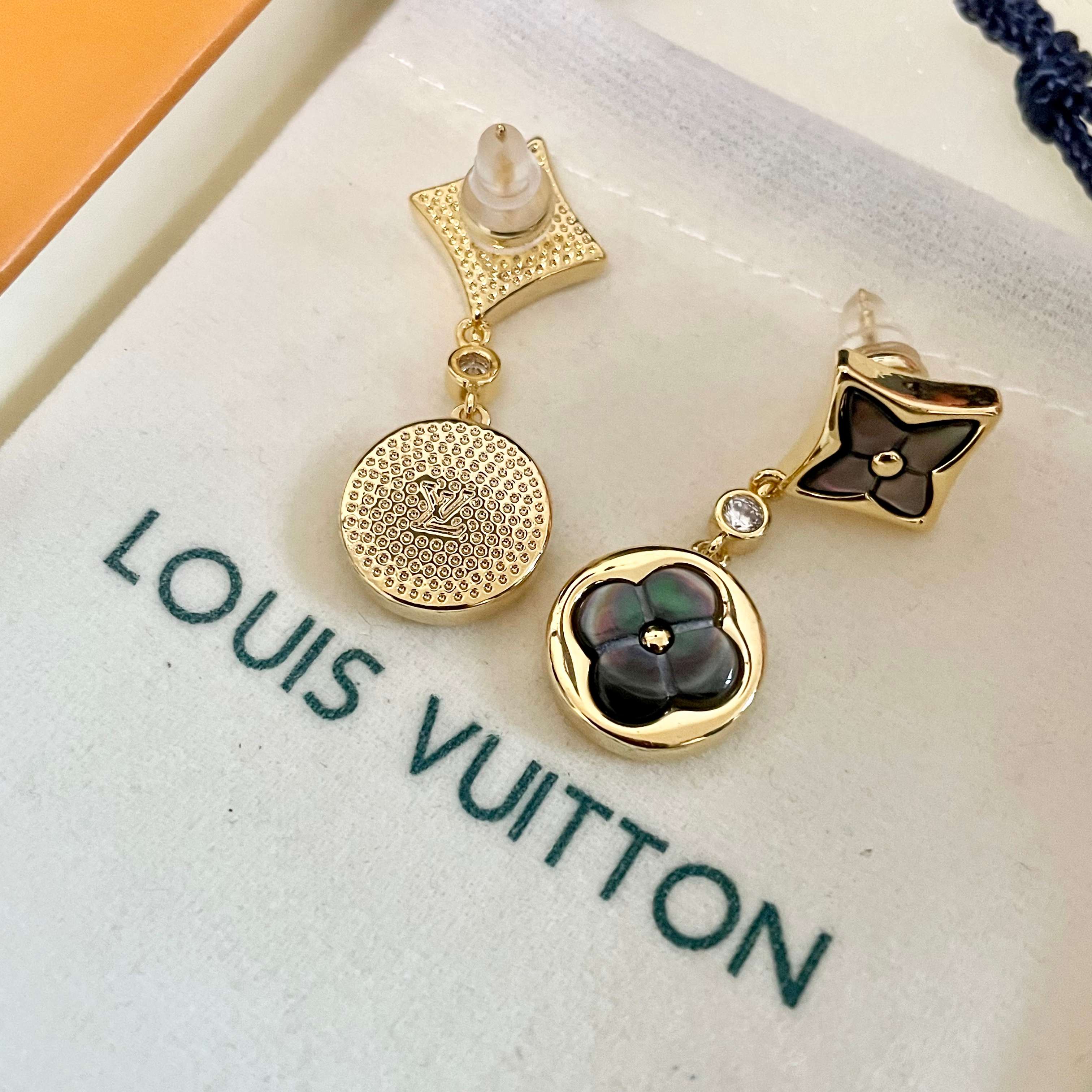 😍LV耳钉耳环🌀原版黄铜 925纯银针 实拍 设计不张扬🥰不高调却带着一种迷人的气质上身超显气质👑不能更