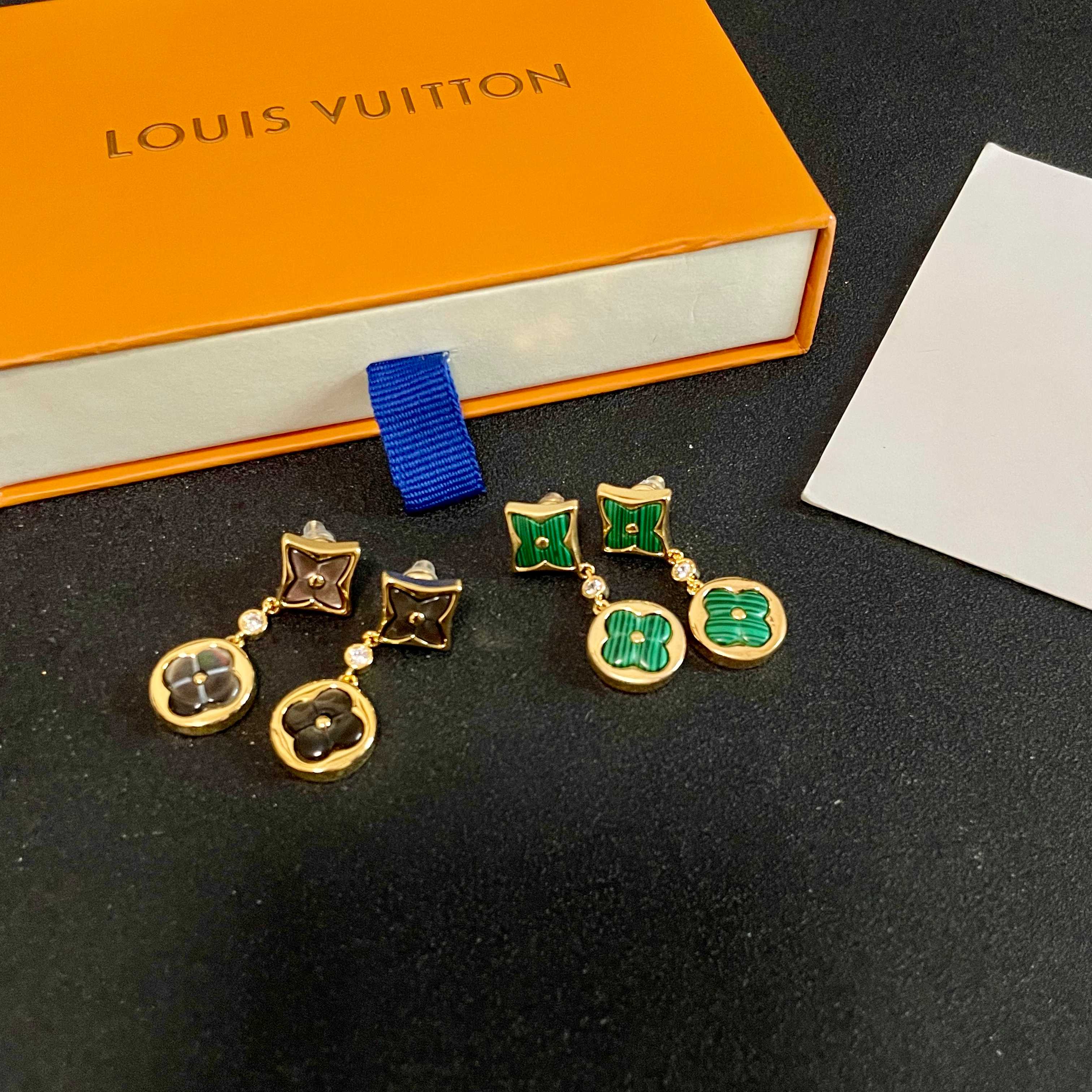 😍LV耳钉耳环🌀原版黄铜 925纯银针 实拍 设计不张扬🥰不高调却带着一种迷人的气质上身超显气质👑不能更