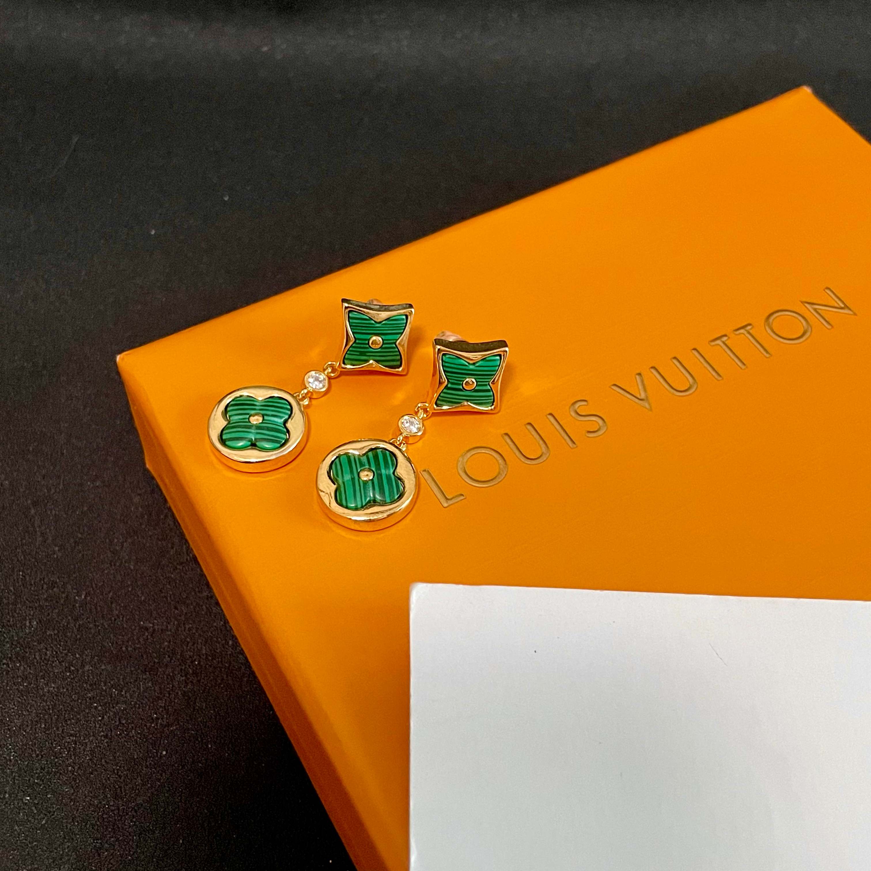 😍LV耳钉耳环🌀原版黄铜 925纯银针 实拍 设计不张扬🥰不高调却带着一种迷人的气质上身超显气质👑不能更