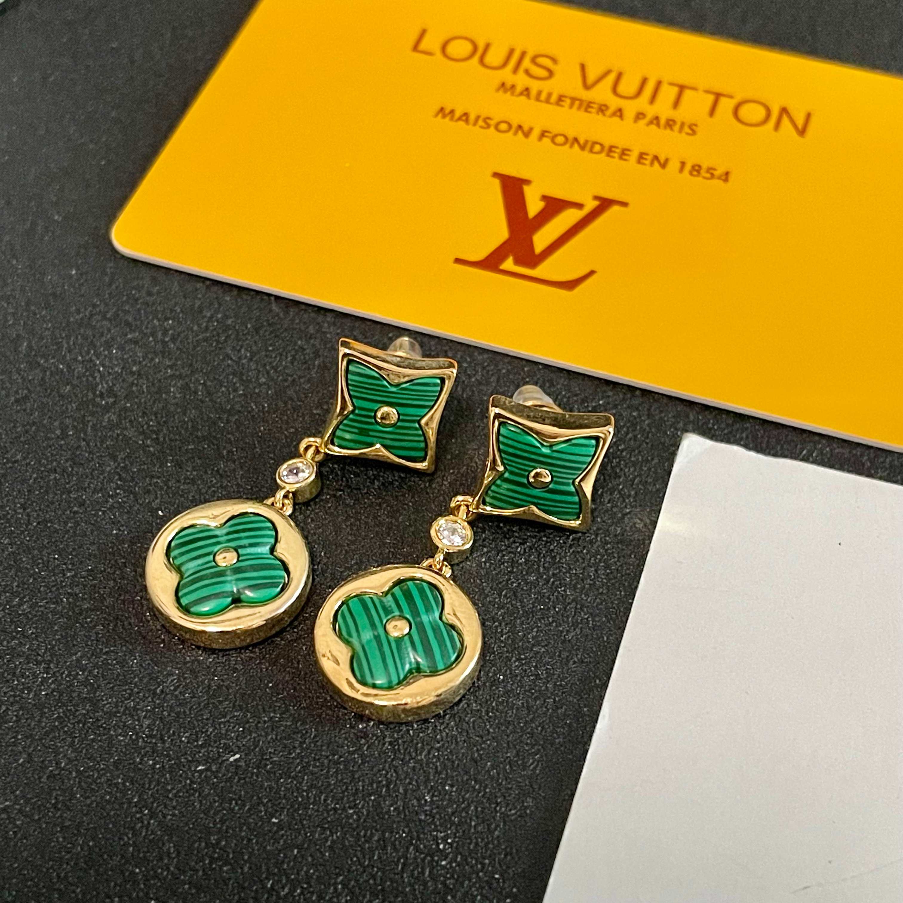 😍LV耳钉耳环🌀原版黄铜 925纯银针 实拍 设计不张扬🥰不高调却带着一种迷人的气质上身超显气质👑不能更