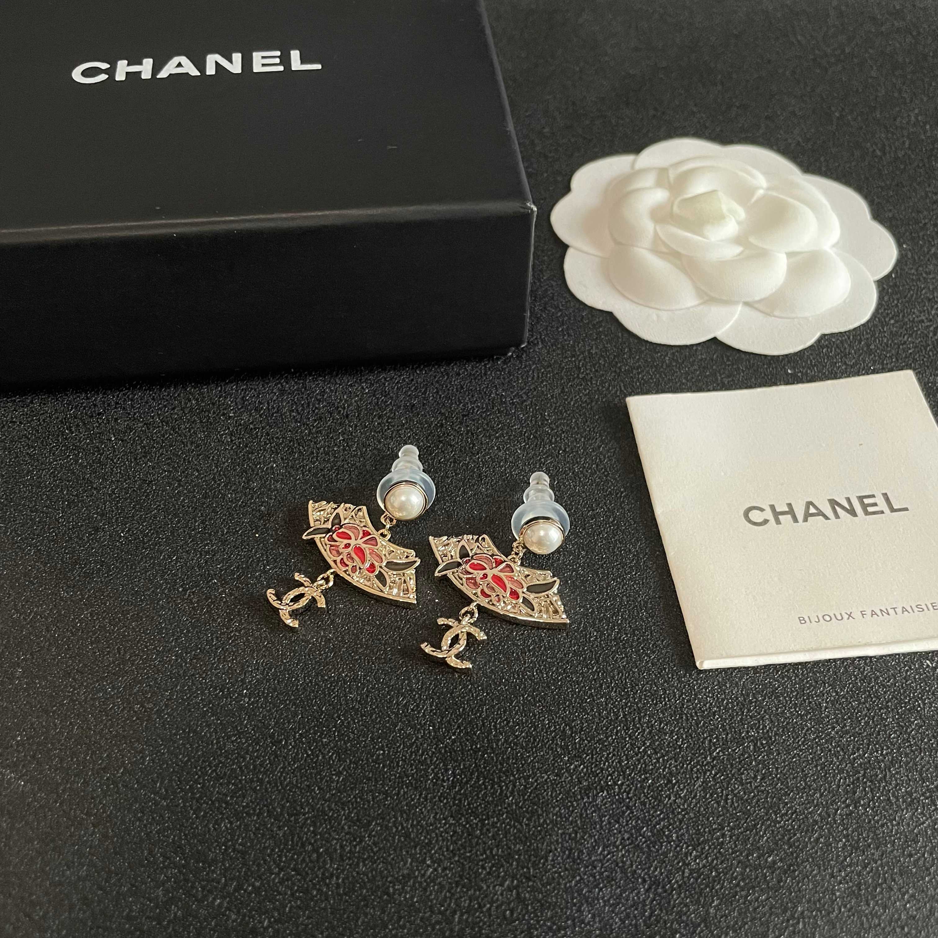 Chanel香奈儿 中古 耳钉👀小香家的款式真心无需多介绍😘🎶每一款都超好看，精致大方，非常显气质