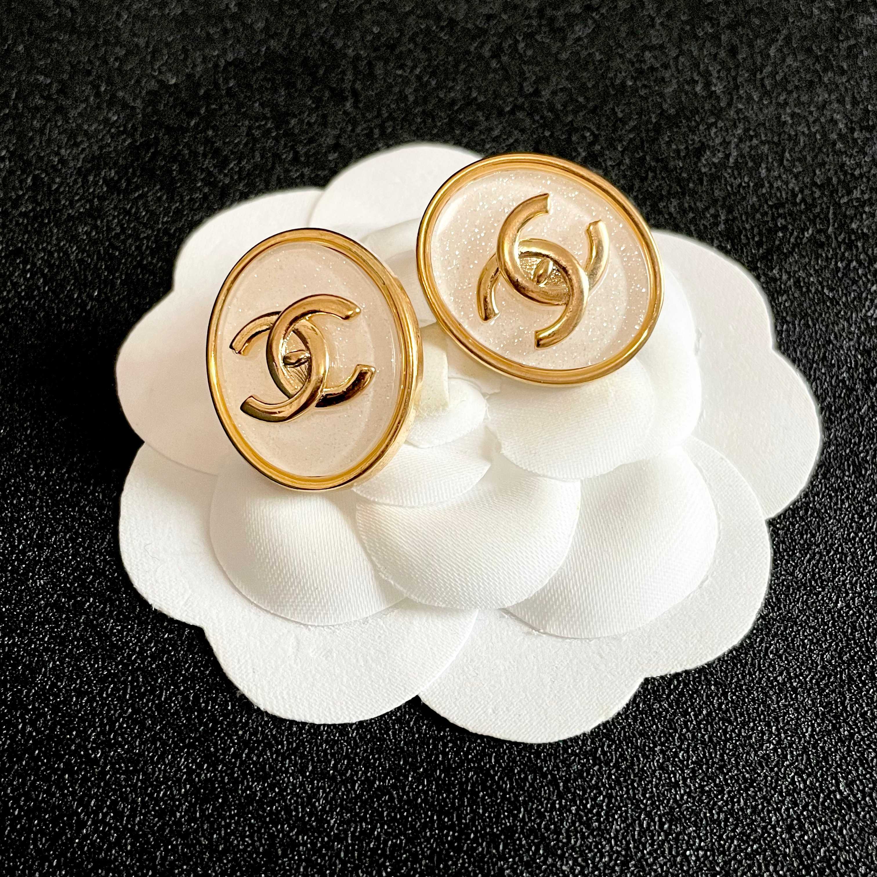 Chanel香奈儿 中古 耳钉👀小香家的款式真心无需多介绍😘🎶每一款都超好看，精致大方，非常显气质