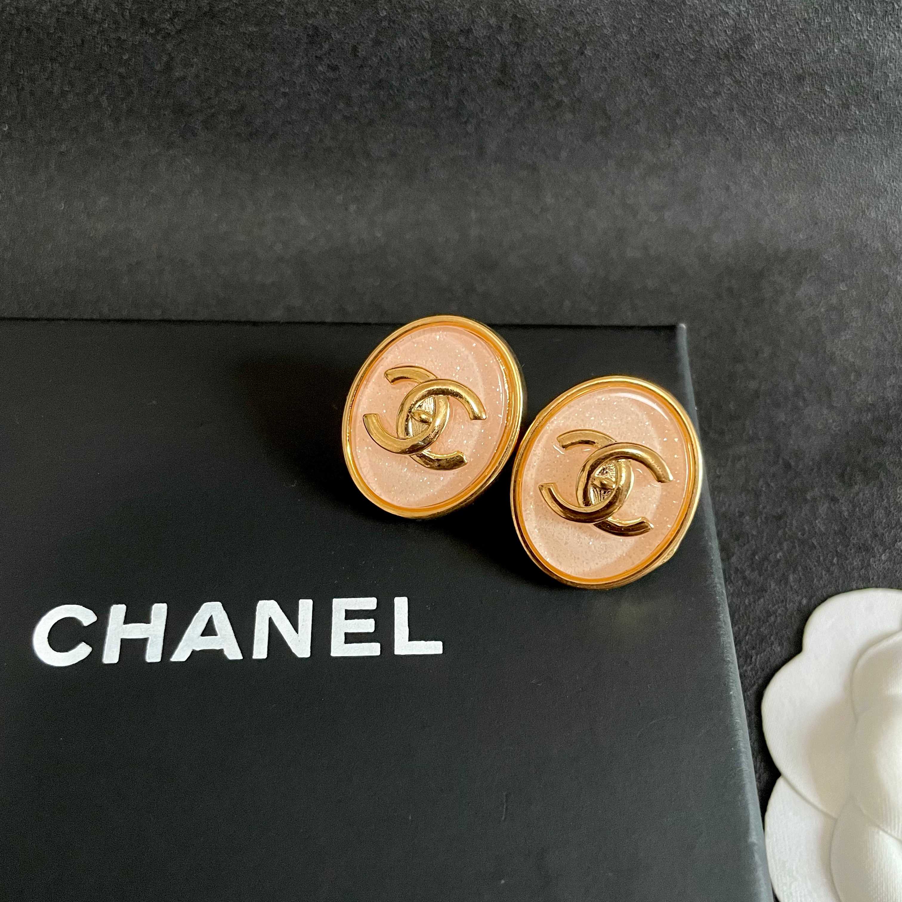 Chanel香奈儿 中古 耳钉👀小香家的款式真心无需多介绍😘🎶每一款都超好看，精致大方，非常显气质