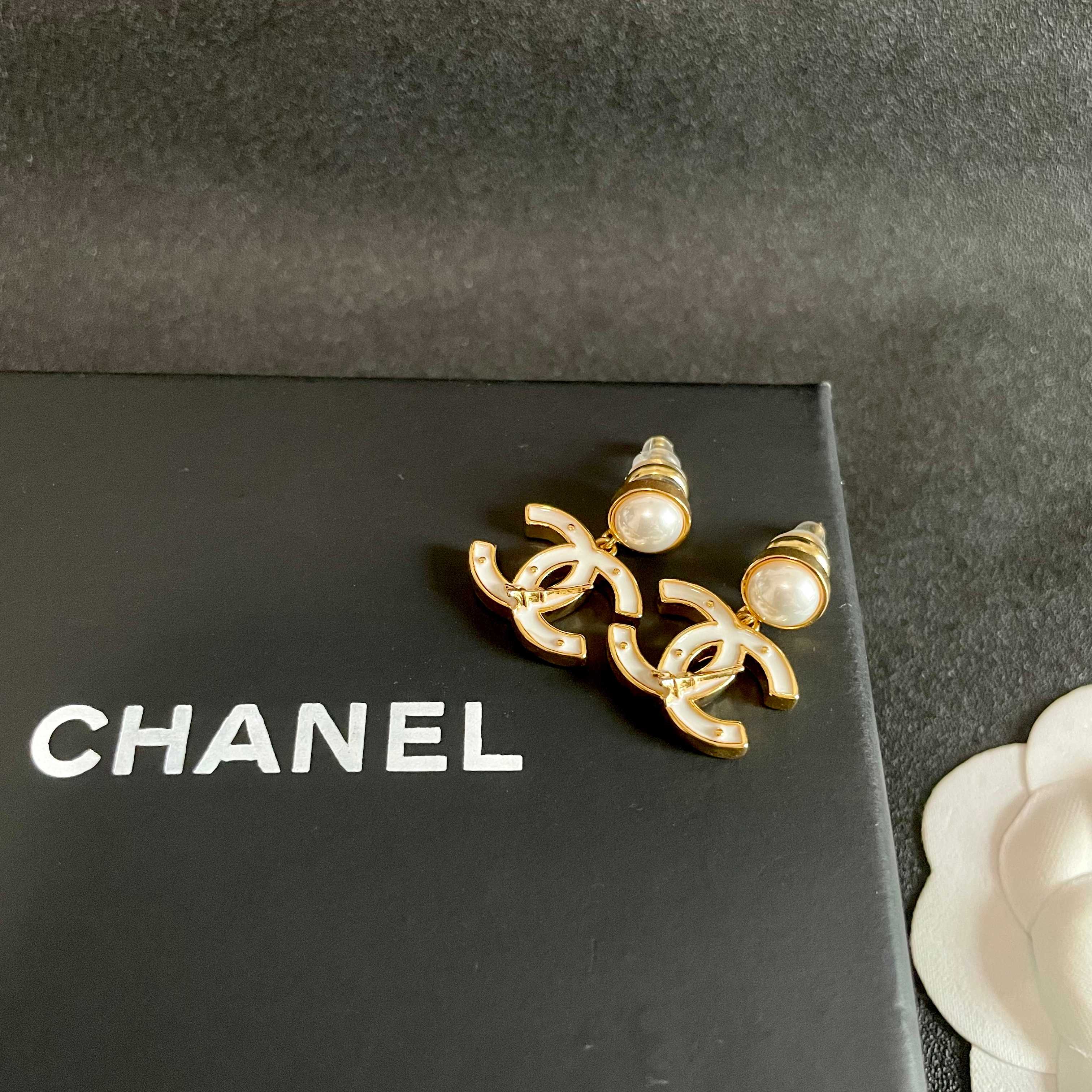 Chanel香奈儿 中古 耳钉👀小香家的款式真心无需多介绍😘🎶每一款都超好看，精致大方，非常显气质