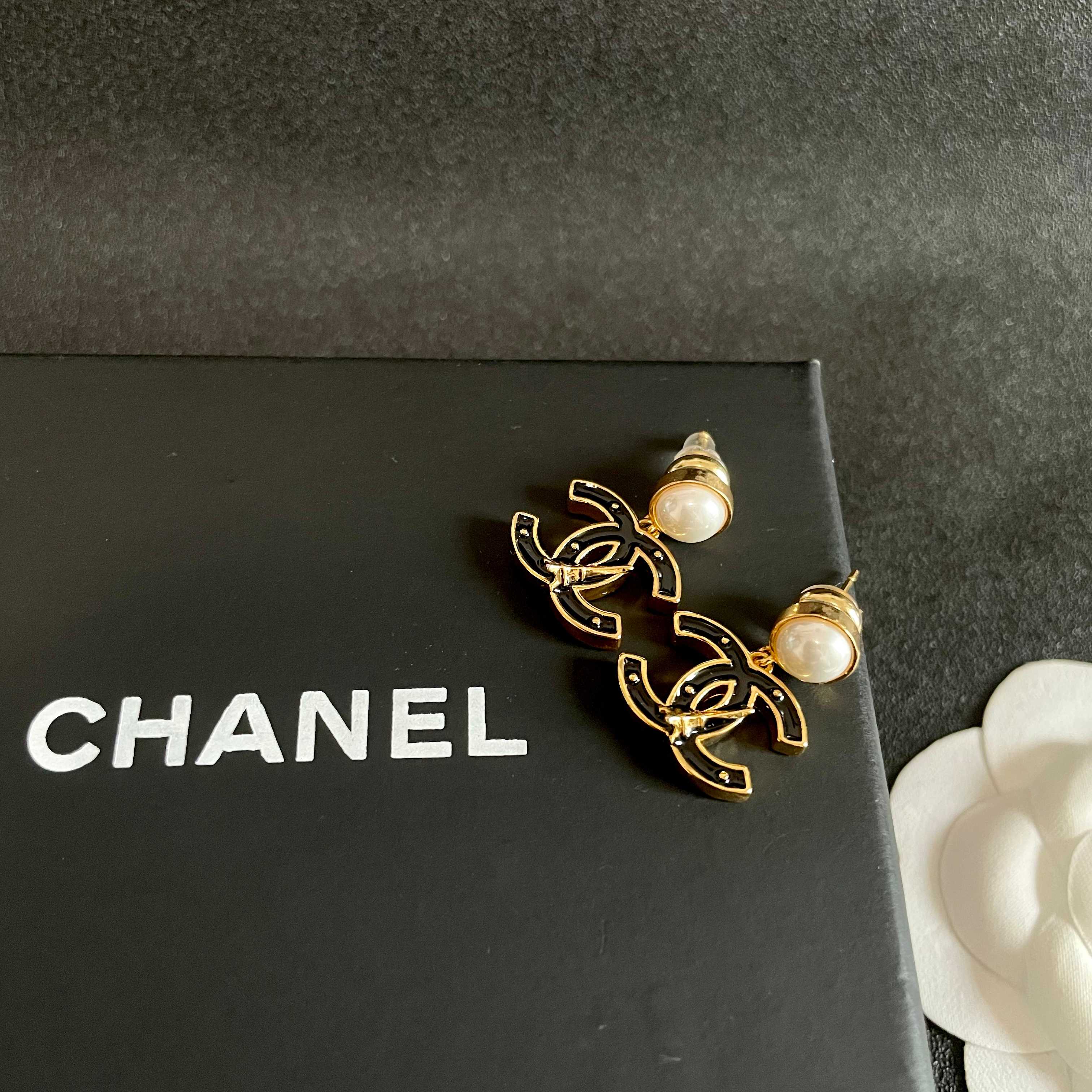 Chanel香奈儿 中古 耳钉👀小香家的款式真心无需多介绍😘🎶每一款都超好看，精致大方，非常显气质