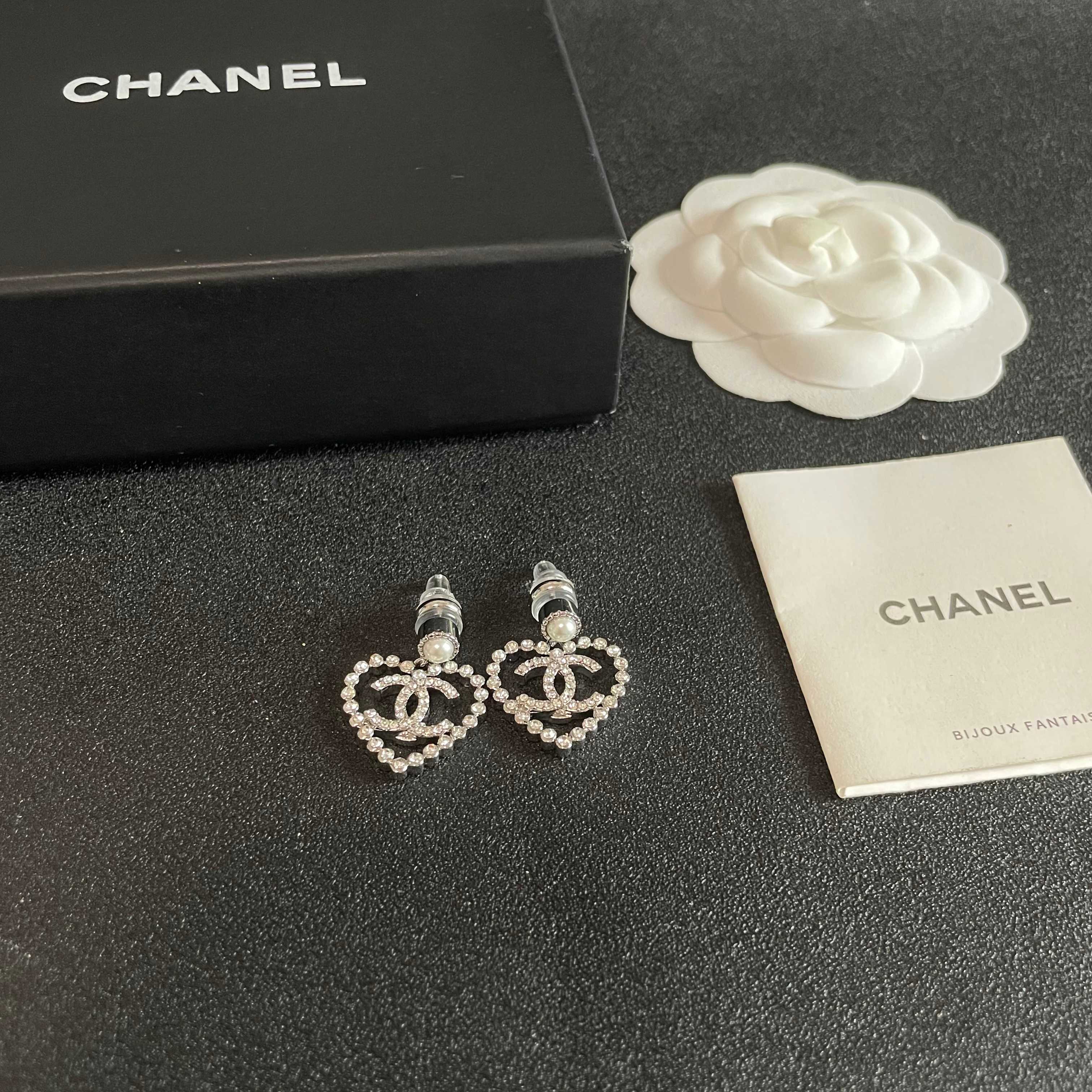 Chanel香奈儿 中古 耳钉👀小香家的款式真心无需多介绍😘🎶每一款都超好看，精致大方，非常显气质