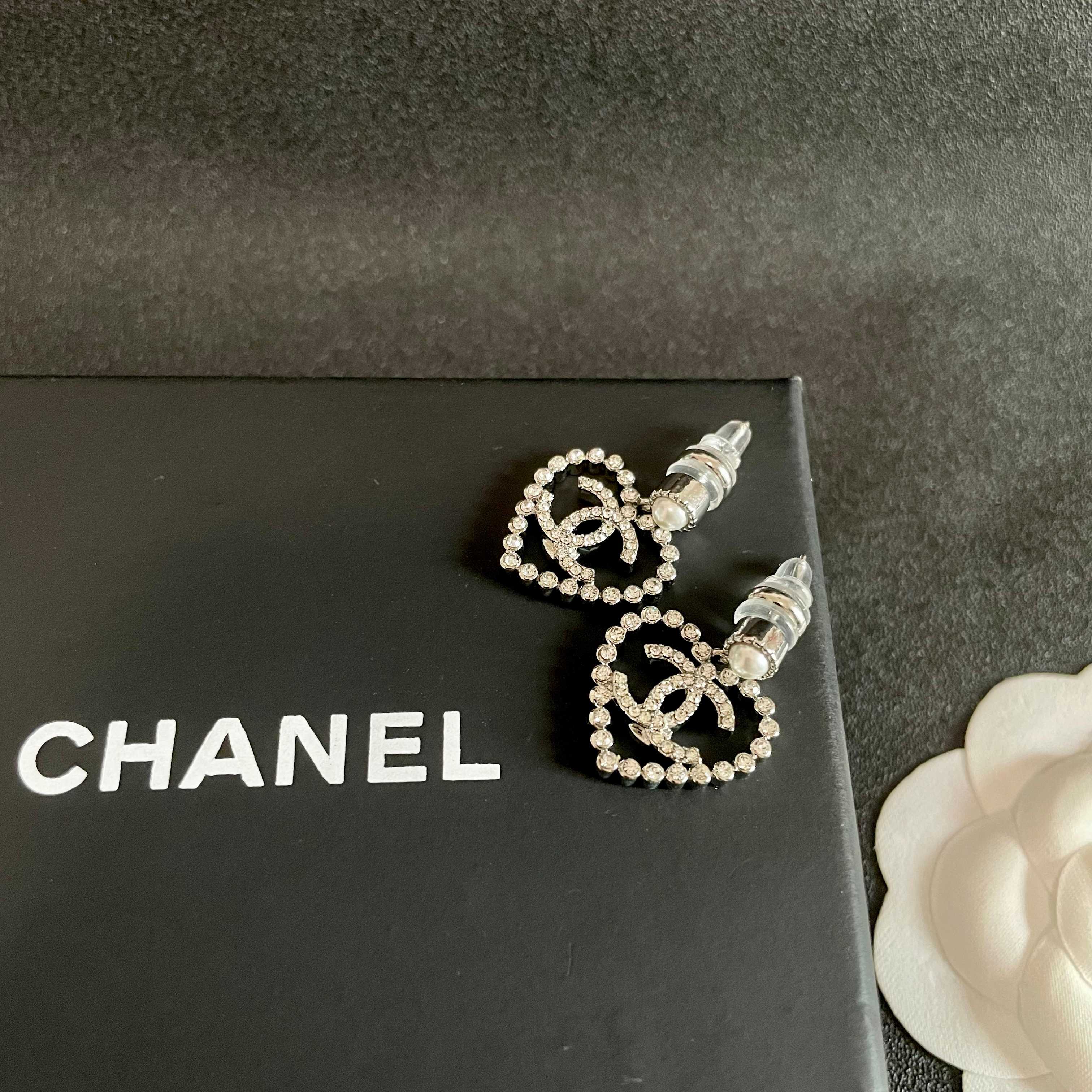 Chanel香奈儿 中古 耳钉👀小香家的款式真心无需多介绍😘🎶每一款都超好看，精致大方，非常显气质