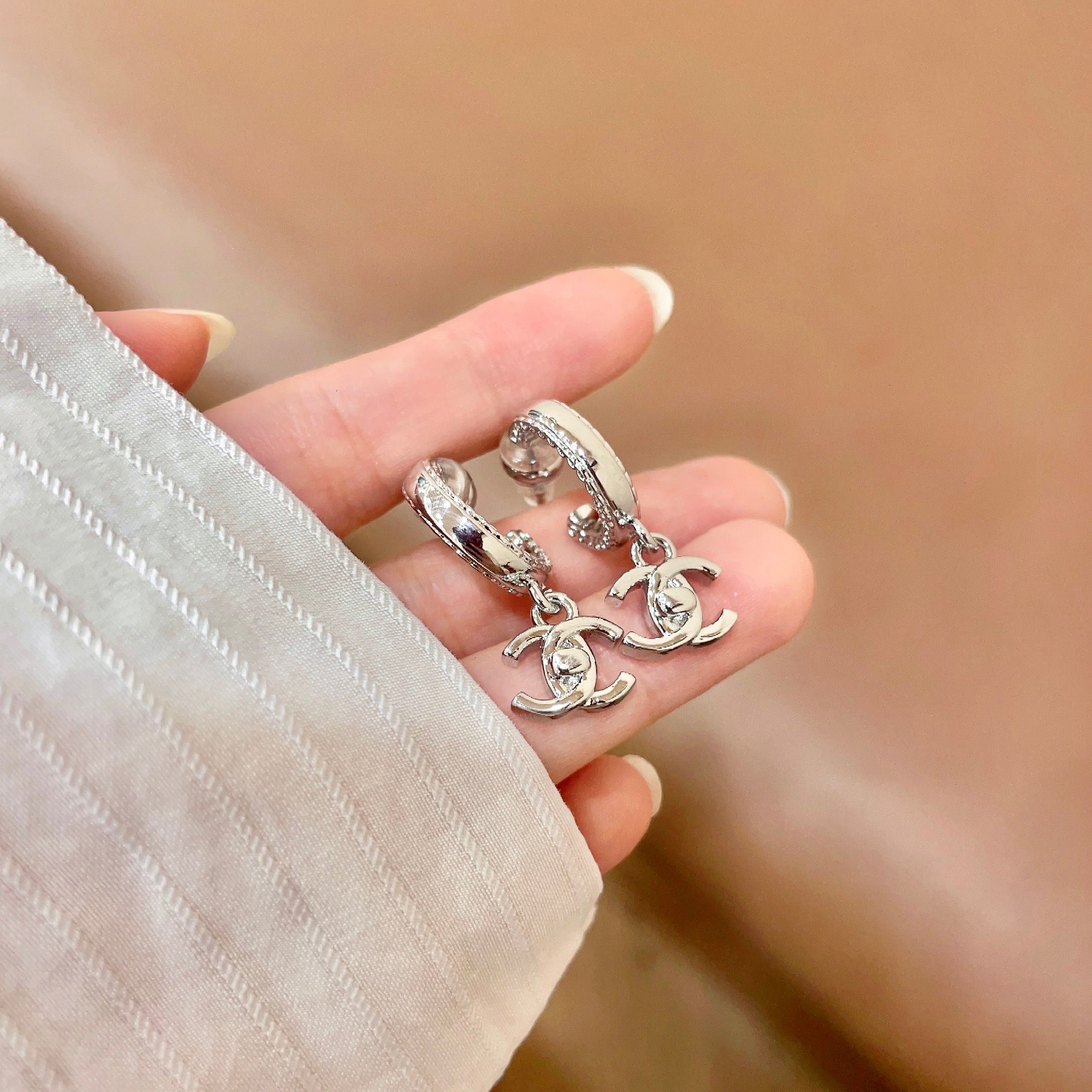 Chanel香奈儿 中古 耳钉👀小香家的款式真心无需多介绍😘🎶每一款都超好看，精致大方，非常显气质