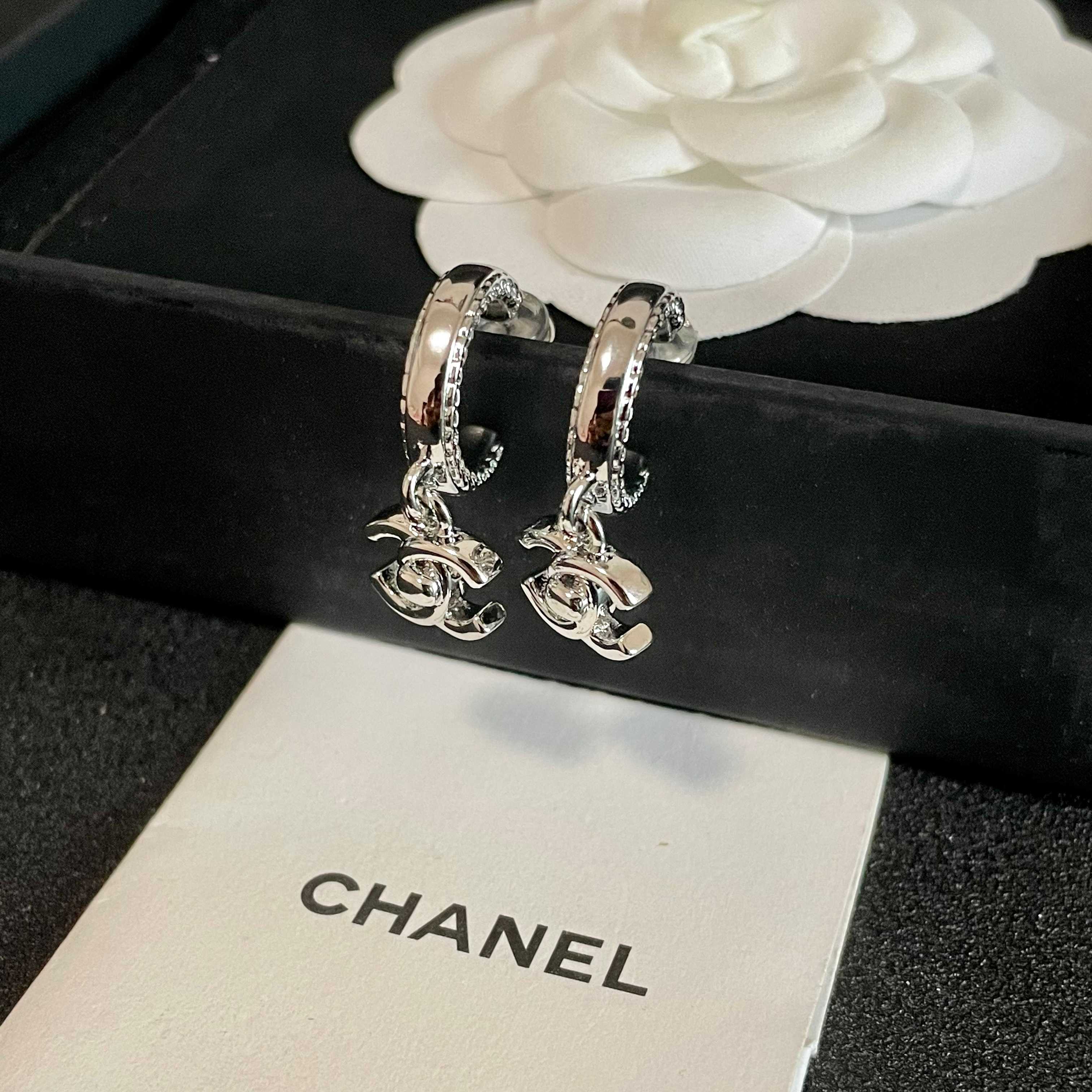 Chanel香奈儿 中古 耳钉👀小香家的款式真心无需多介绍😘🎶每一款都超好看，精致大方，非常显气质