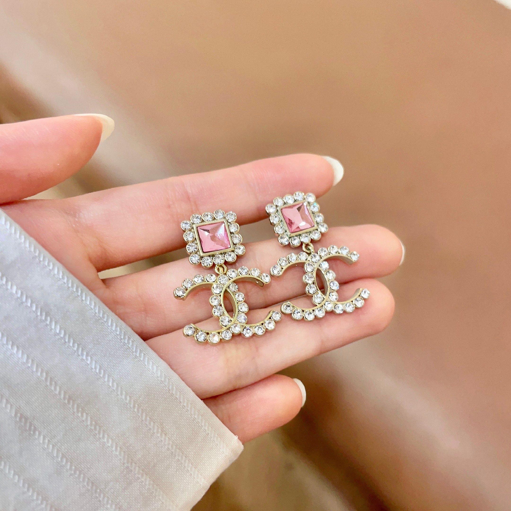Chanel香奈儿 中古 耳钉👀小香家的款式真心无需多介绍😘🎶每一款都超好看，精致大方，非常显气质