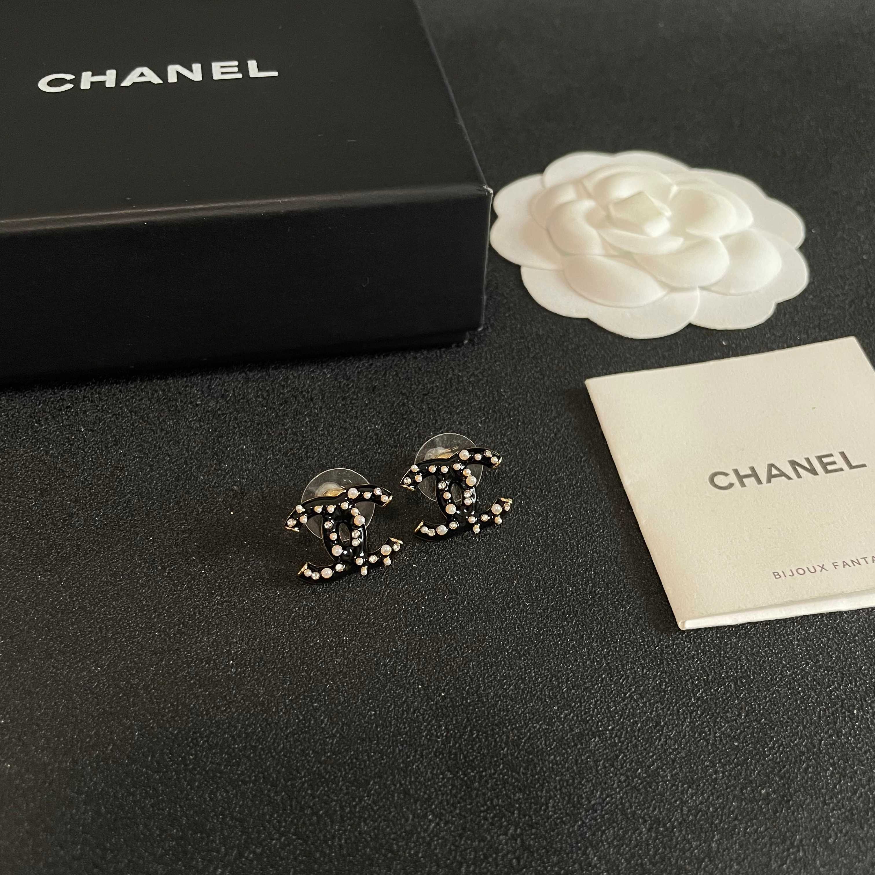 Chanel香奈儿 中古 耳钉👀小香家的款式真心无需多介绍😘🎶每一款都超好看，精致大方，非常显气质