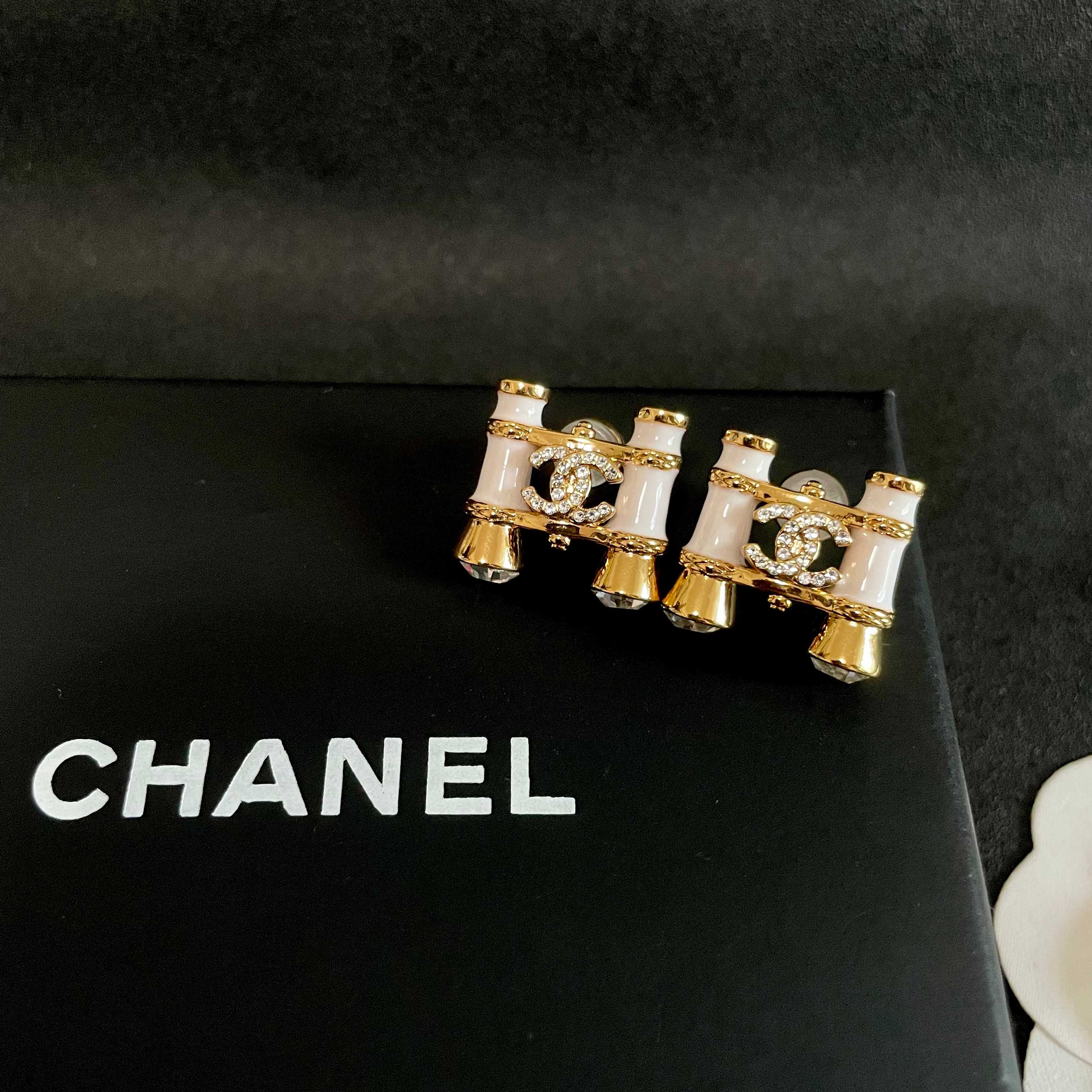 Chanel香奈儿 中古 耳钉👀小香家的款式真心无需多介绍😘🎶每一款都超好看，精致大方，非常显气质