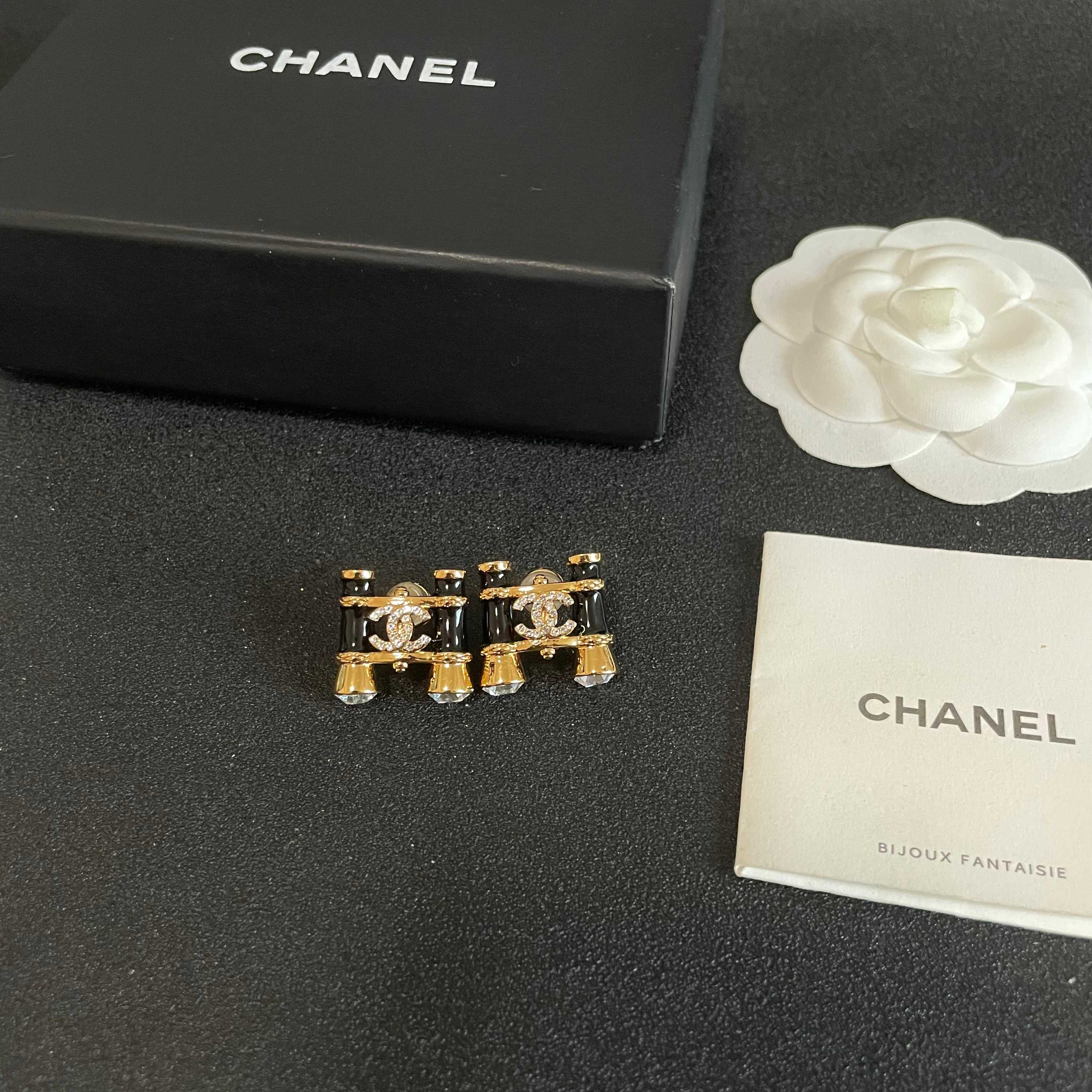 Chanel香奈儿 中古 耳钉👀小香家的款式真心无需多介绍😘🎶每一款都超好看，精致大方，非常显气质