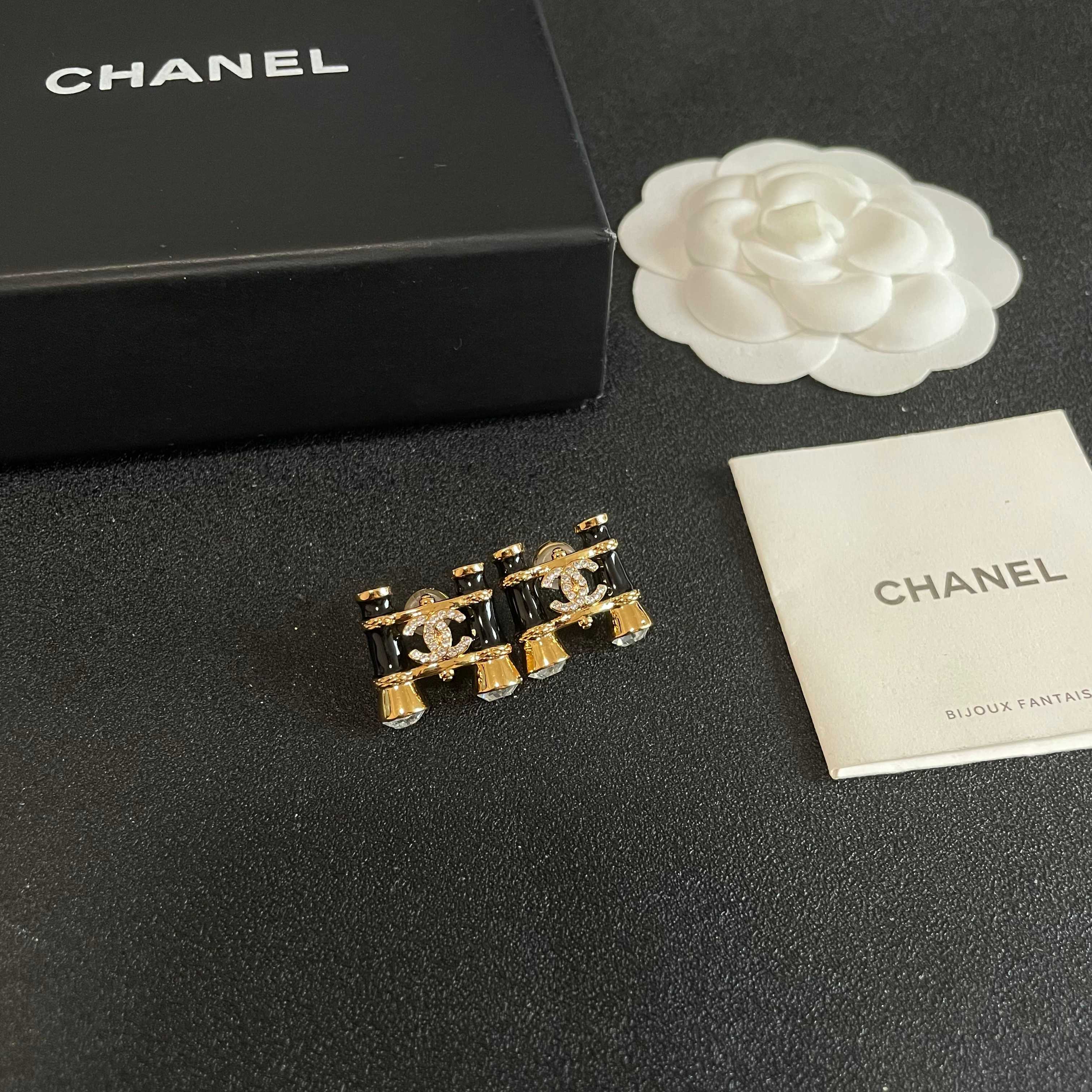 Chanel香奈儿 中古 耳钉👀小香家的款式真心无需多介绍😘🎶每一款都超好看，精致大方，非常显气质