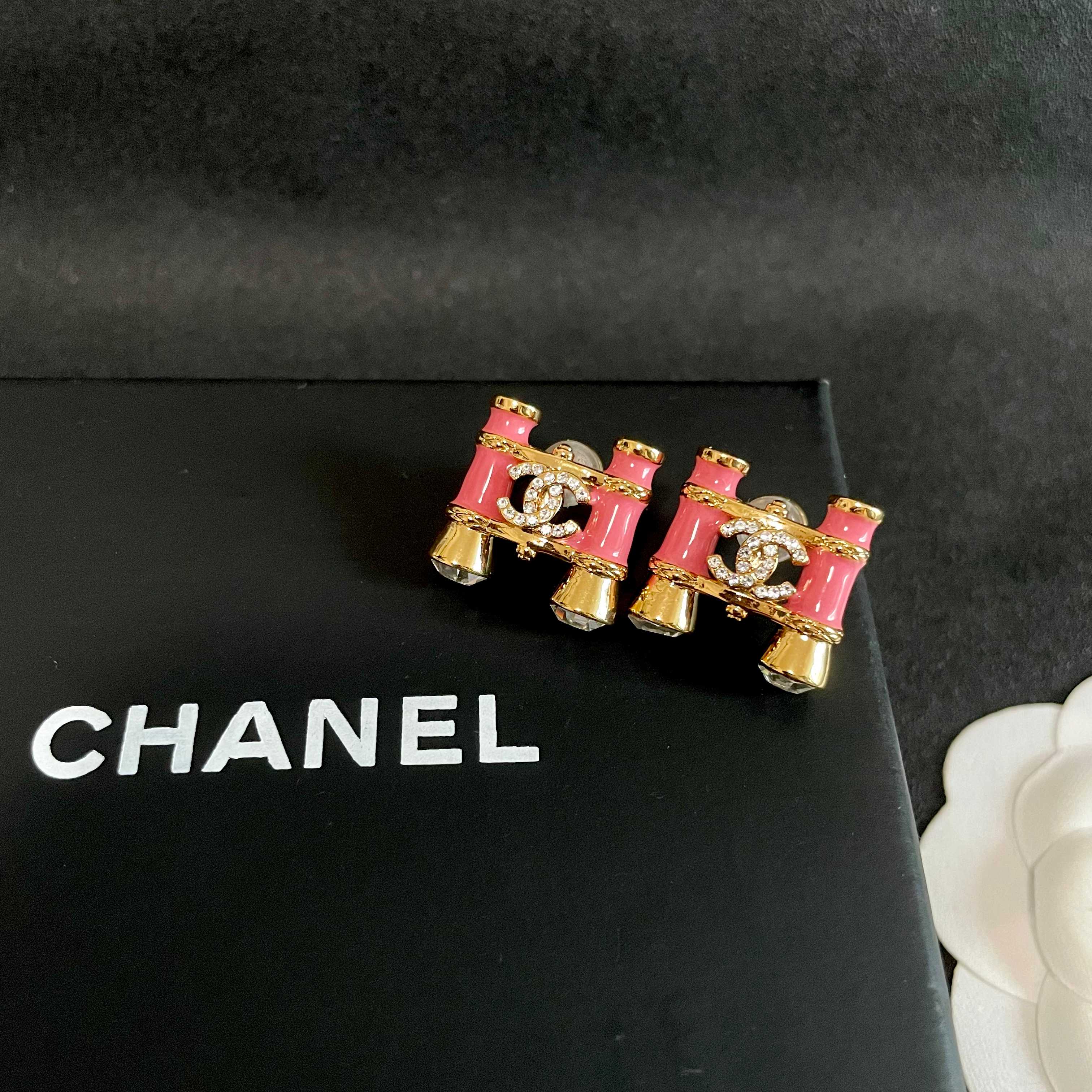 Chanel香奈儿 中古 耳钉👀小香家的款式真心无需多介绍😘🎶每一款都超好看，精致大方，非常显气质
