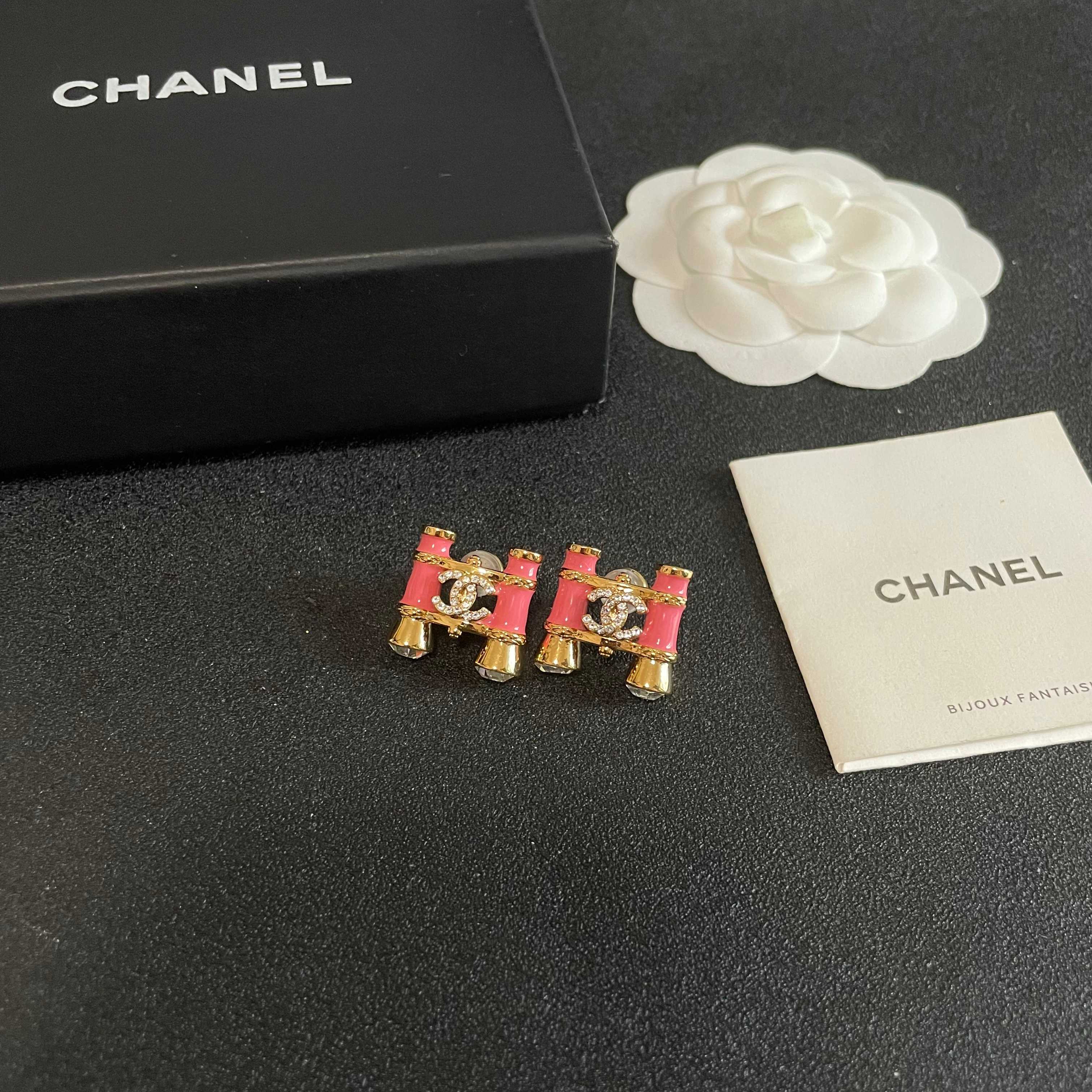 Chanel香奈儿 中古 耳钉👀小香家的款式真心无需多介绍😘🎶每一款都超好看，精致大方，非常显气质