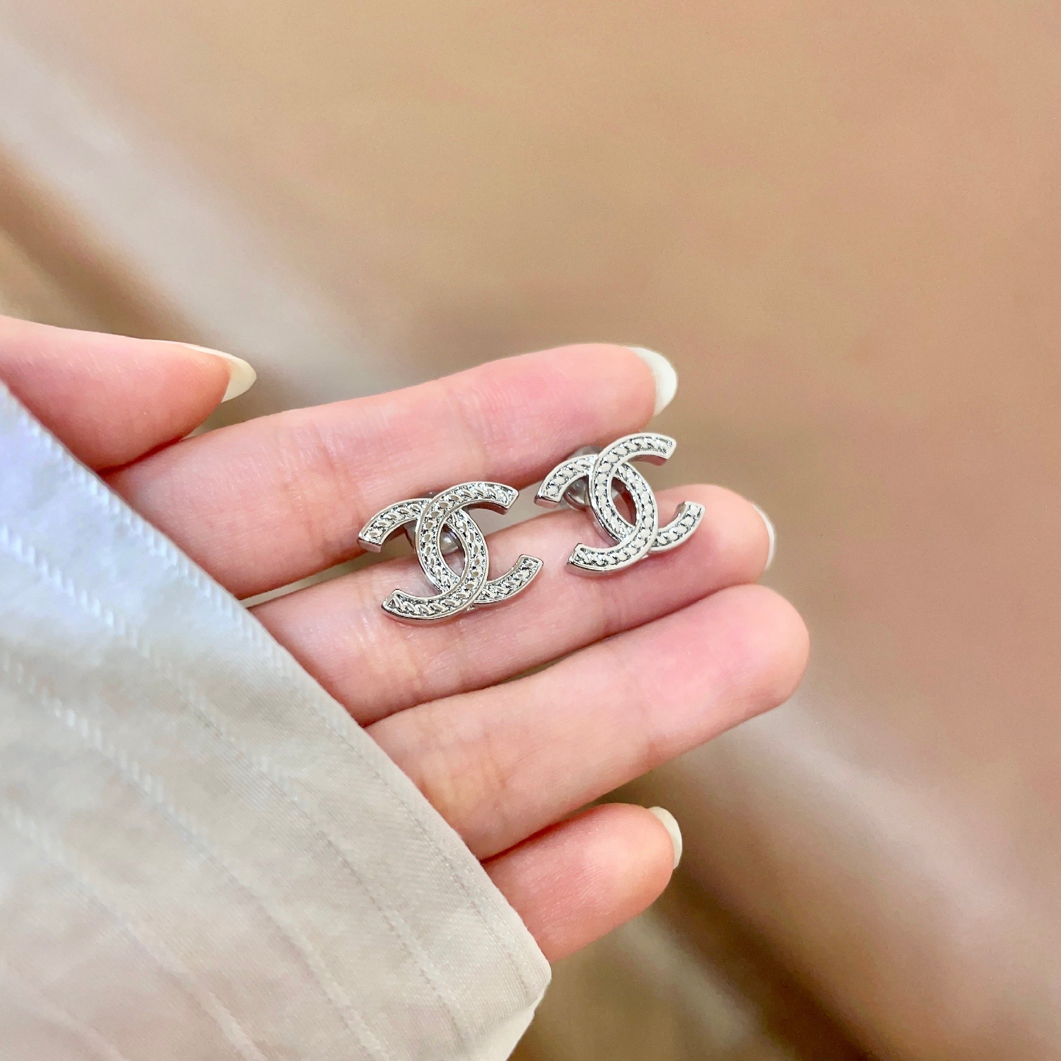 Chanel香奈儿 中古 耳钉👀小香家的款式真心无需多介绍😘🎶每一款都超好看，精致大方，非常显气质