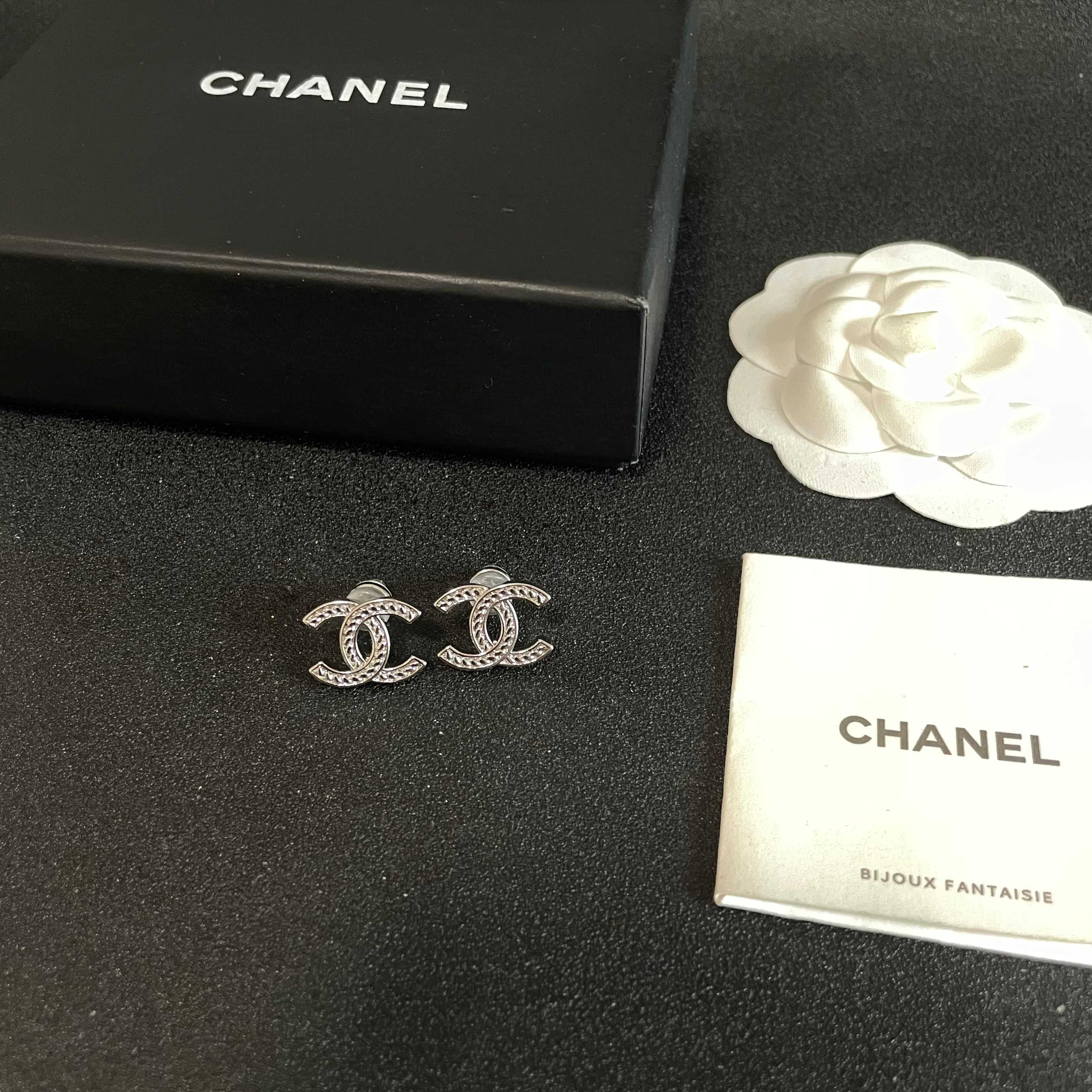 Chanel香奈儿 中古 耳钉👀小香家的款式真心无需多介绍😘🎶每一款都超好看，精致大方，非常显气质