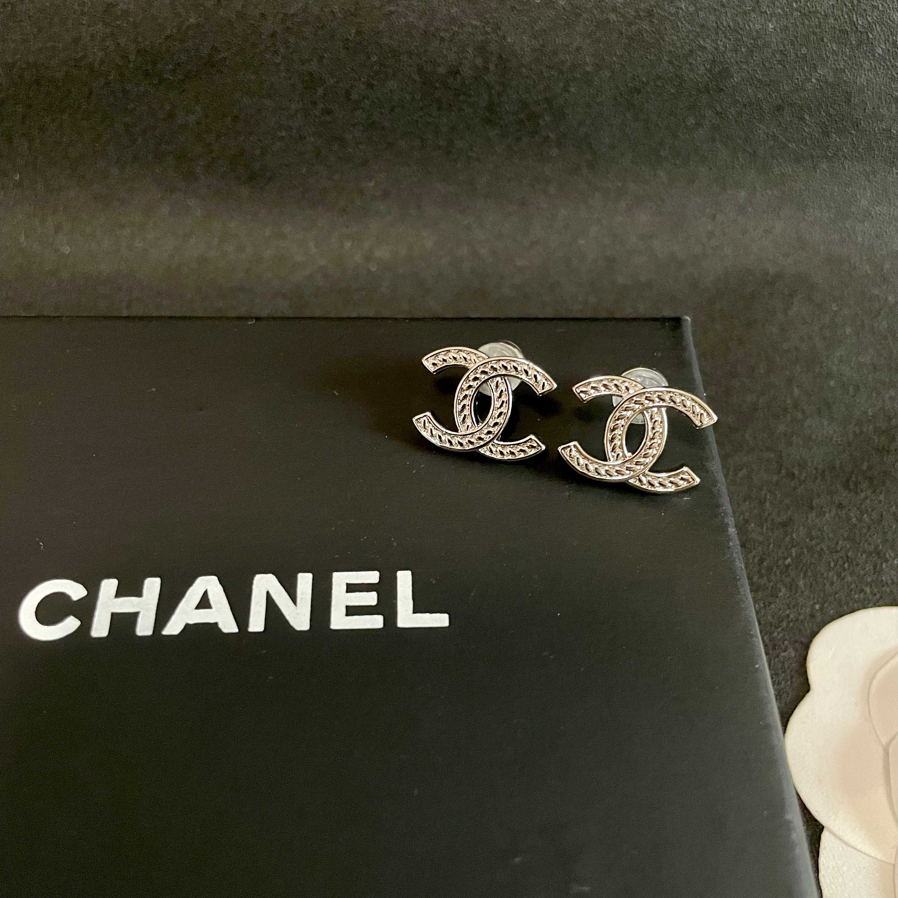 Chanel香奈儿 中古 耳钉👀小香家的款式真心无需多介绍😘🎶每一款都超好看，精致大方，非常显气质