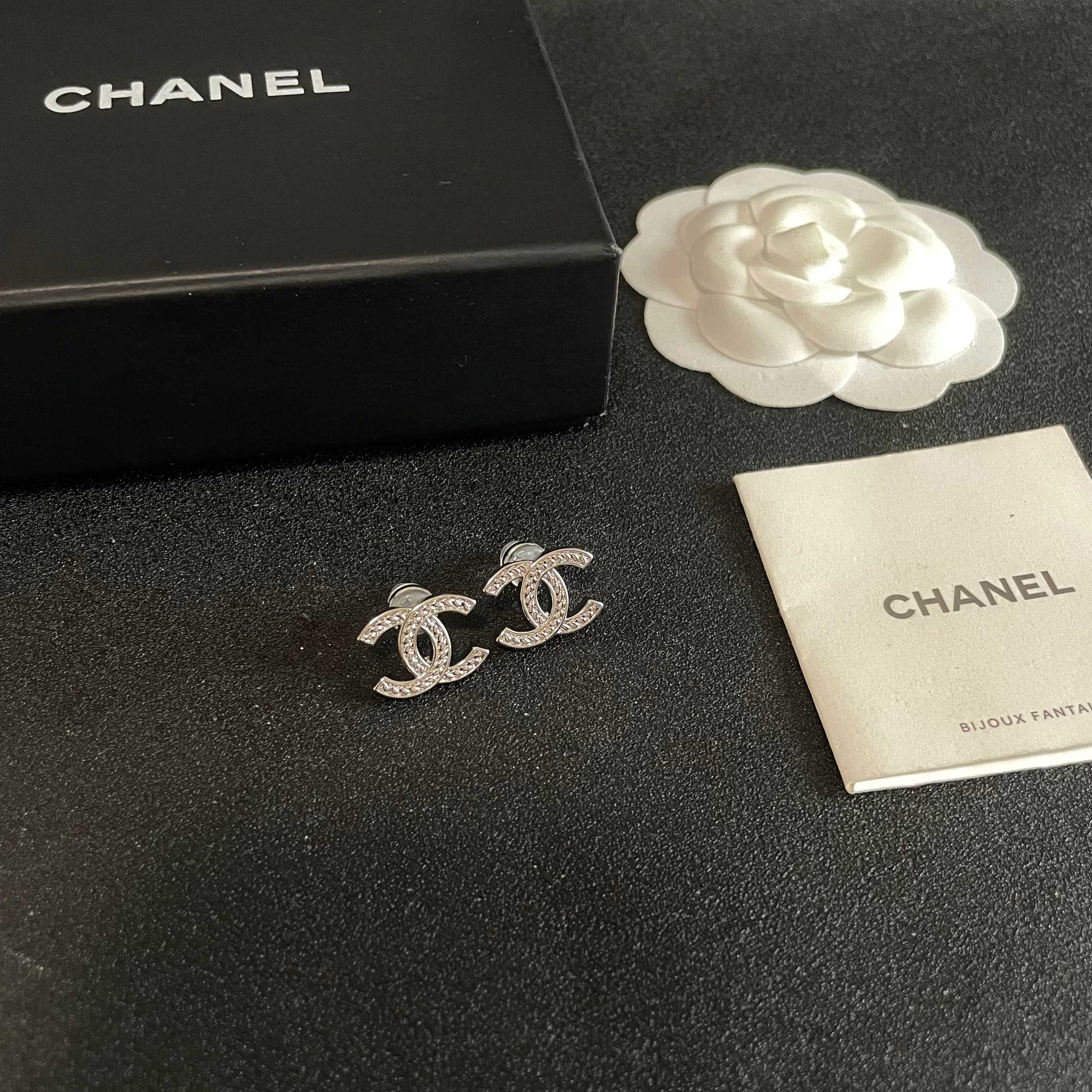 Chanel香奈儿 中古 耳钉👀小香家的款式真心无需多介绍😘🎶每一款都超好看，精致大方，非常显气质