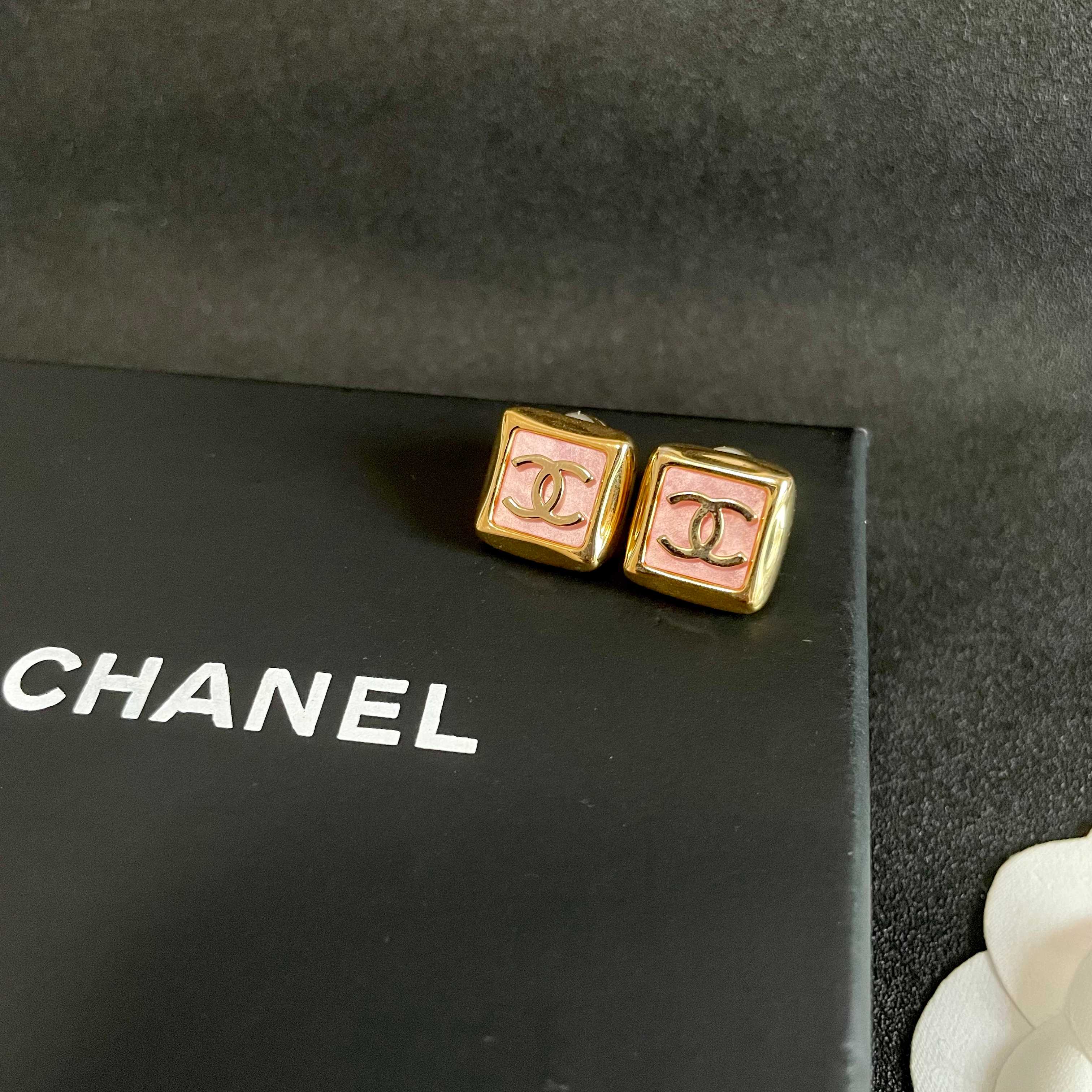 Chanel香奈儿 中古 耳钉👀小香家的款式真心无需多介绍😘🎶每一款都超好看，精致大方，非常显气质