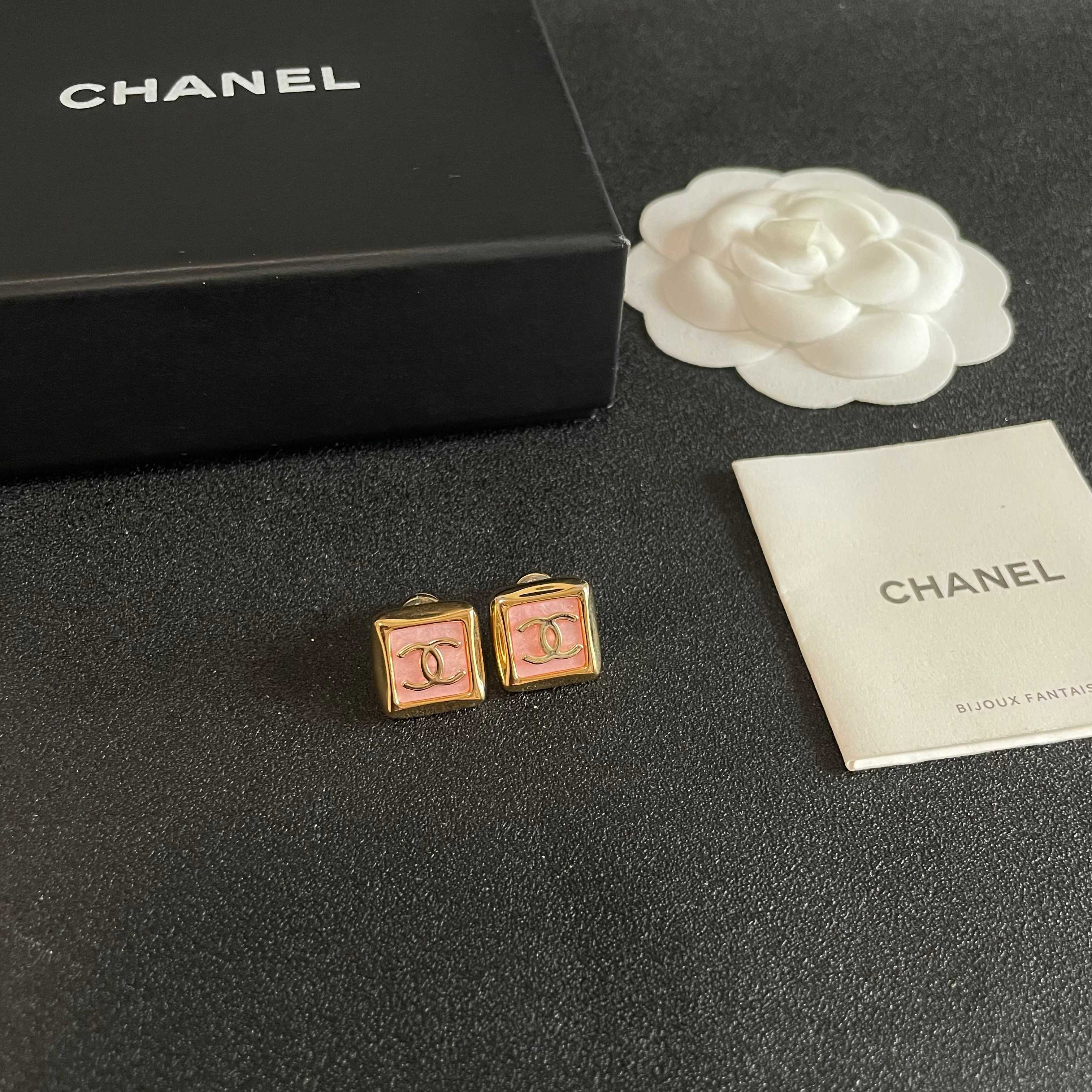 Chanel香奈儿 中古 耳钉👀小香家的款式真心无需多介绍😘🎶每一款都超好看，精致大方，非常显气质