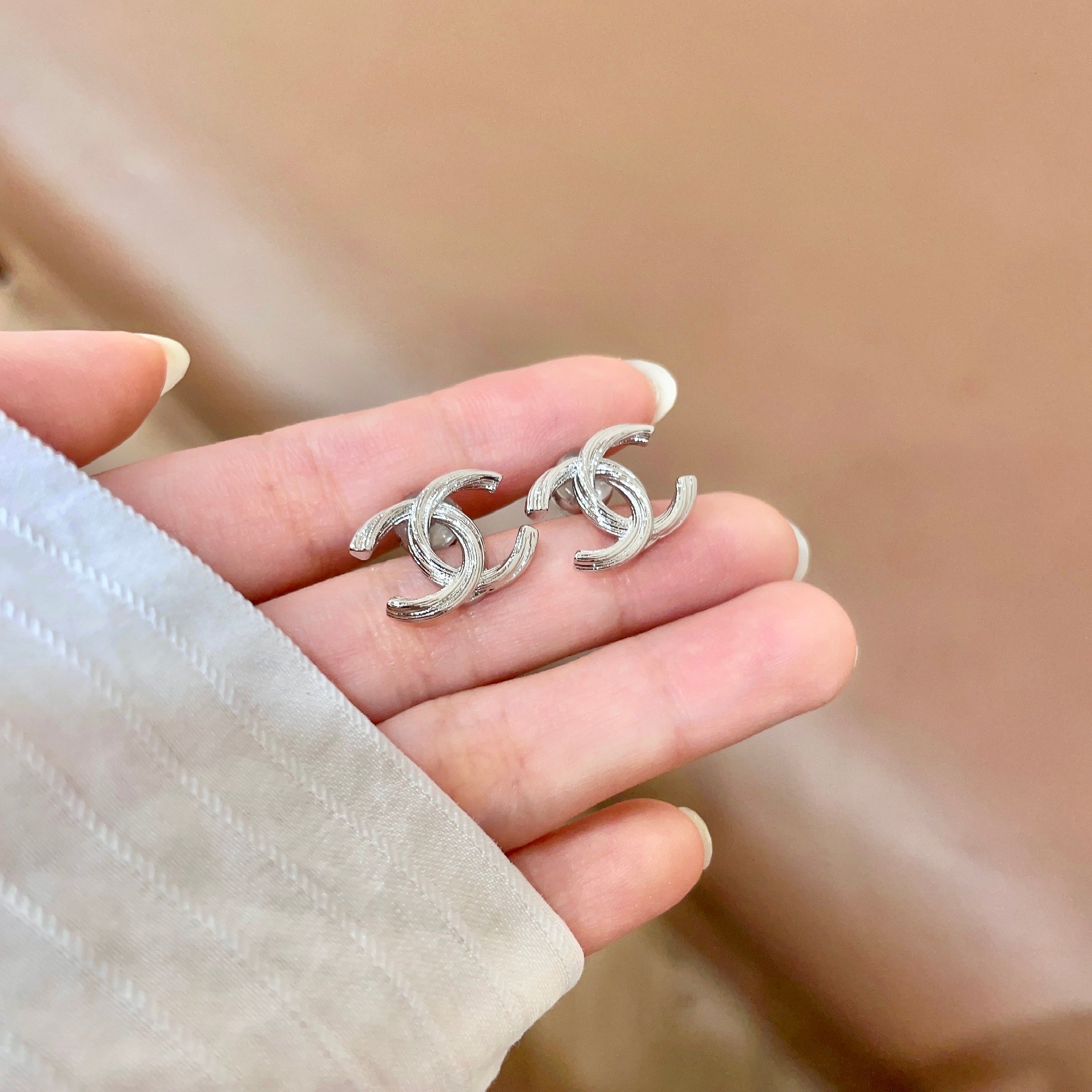 Chanel香奈儿 中古 耳钉👀小香家的款式真心无需多介绍😘🎶每一款都超好看，精致大方，非常显气质
