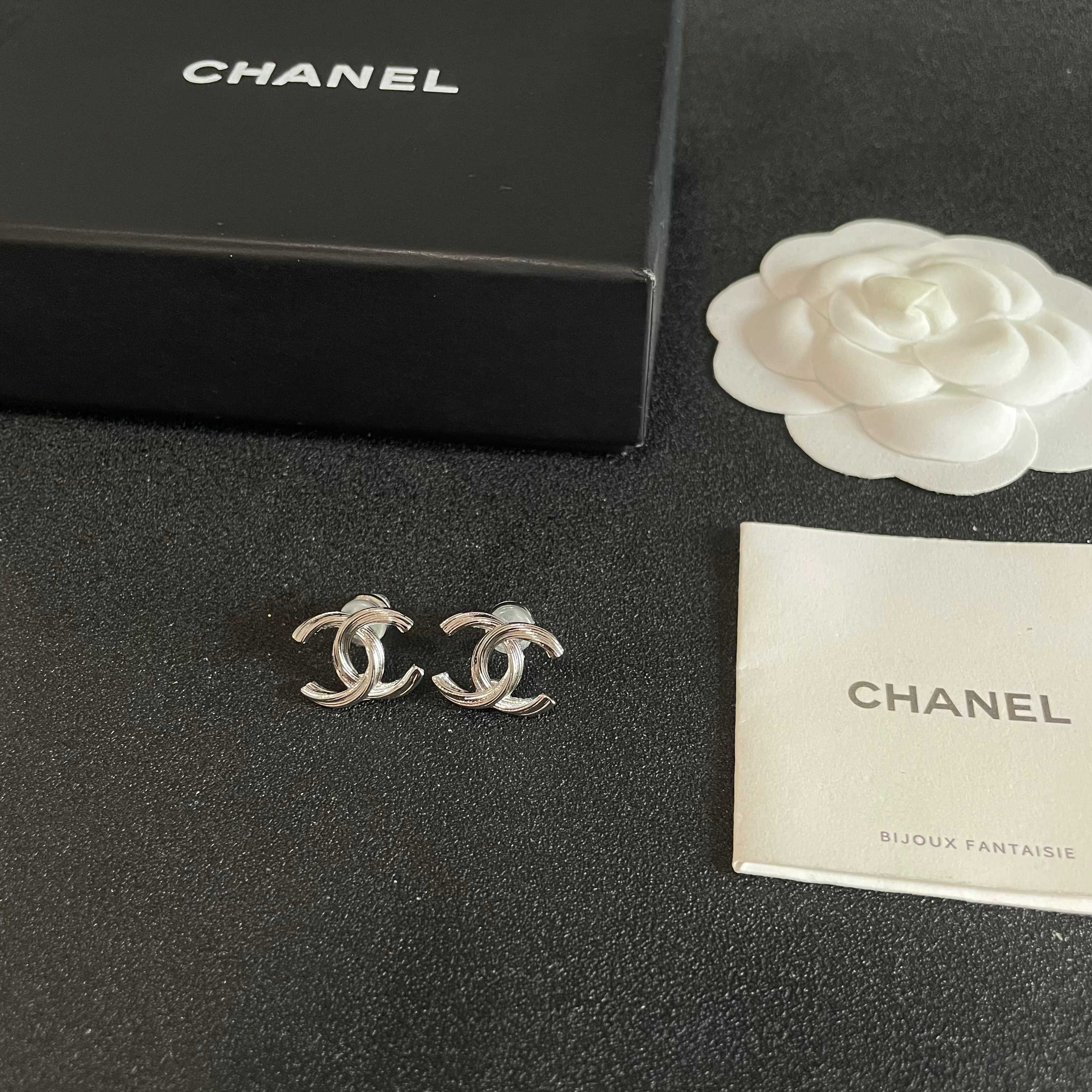 Chanel香奈儿 中古 耳钉👀小香家的款式真心无需多介绍😘🎶每一款都超好看，精致大方，非常显气质