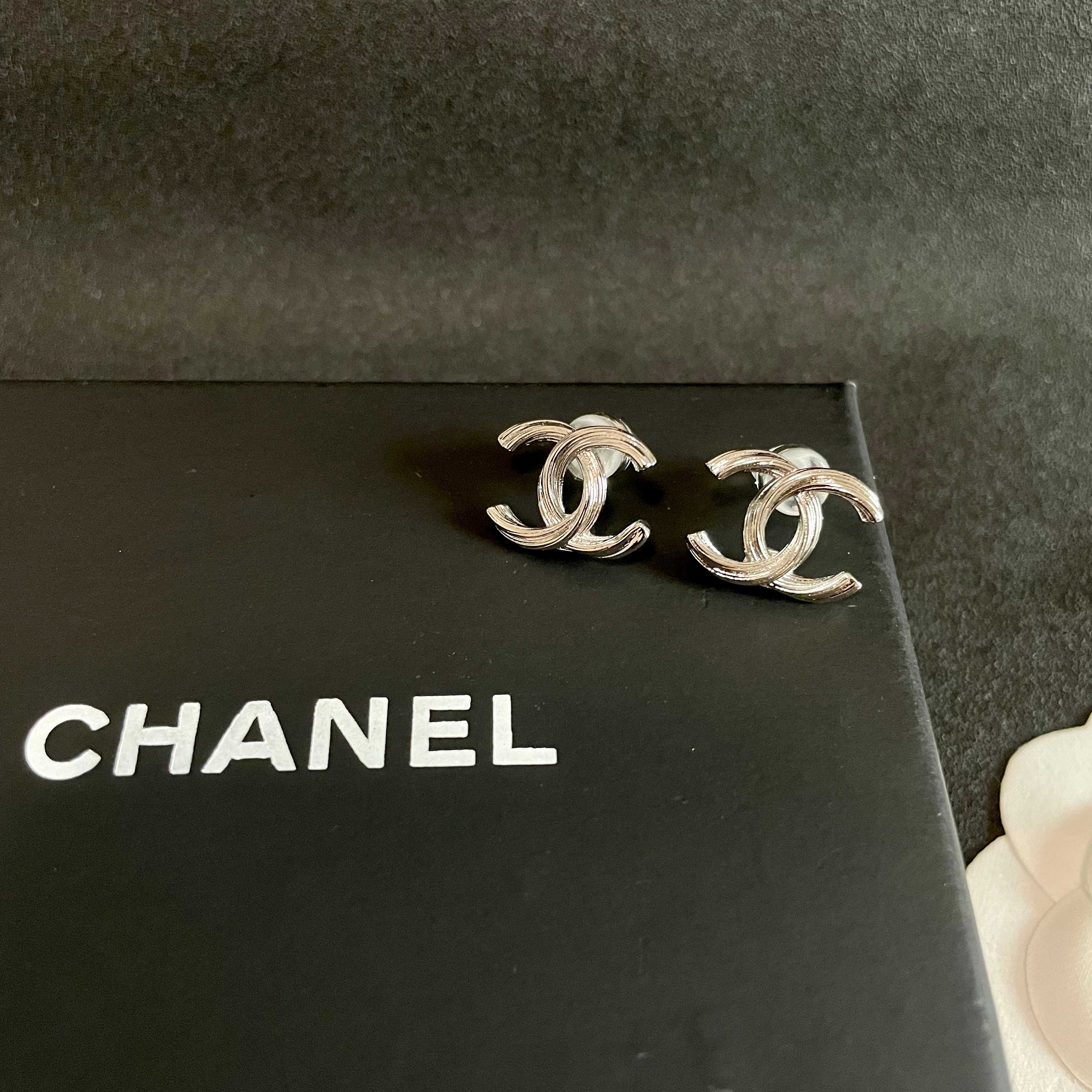 Chanel香奈儿 中古 耳钉👀小香家的款式真心无需多介绍😘🎶每一款都超好看，精致大方，非常显气质
