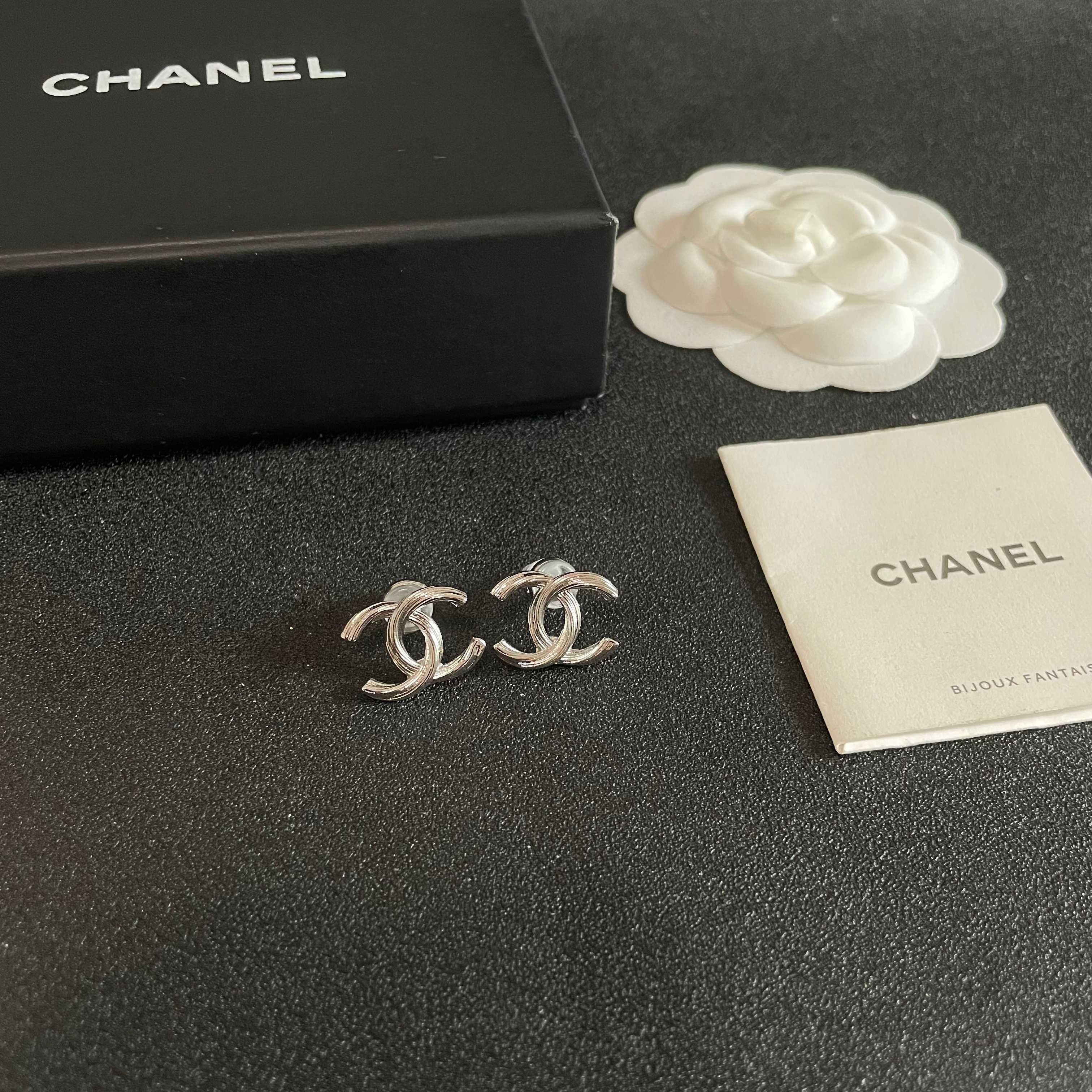 Chanel香奈儿 中古 耳钉👀小香家的款式真心无需多介绍😘🎶每一款都超好看，精致大方，非常显气质