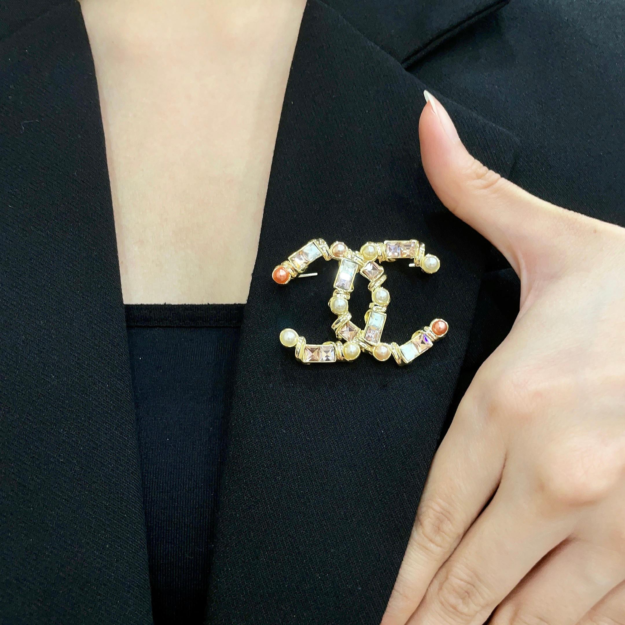 CHANEL🇫🇷小香 专柜新款同步珍珠钻香奈儿胸针，是最懂女人的饰物。那些倾注了全部心血去做自己的女人，