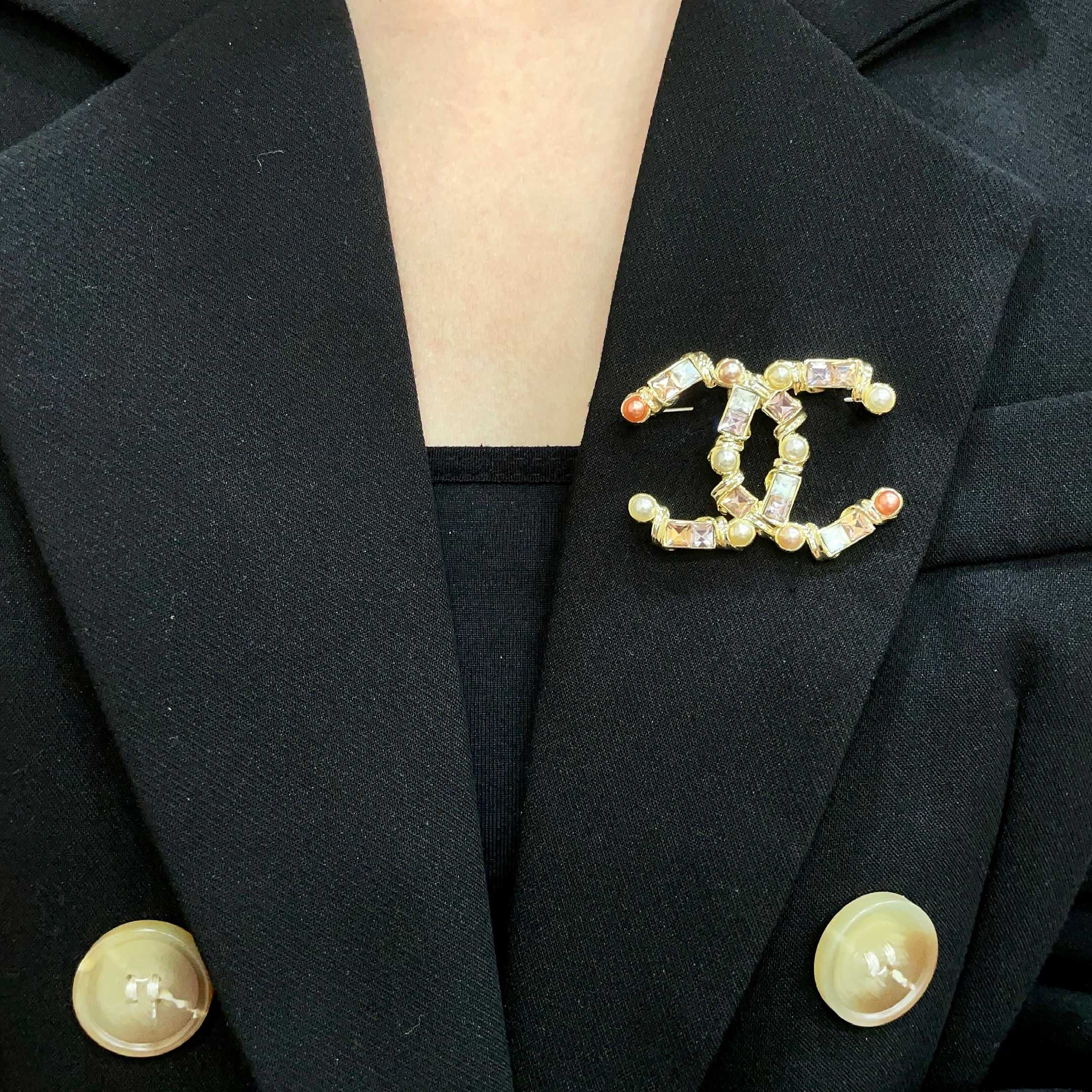 CHANEL🇫🇷小香 专柜新款同步珍珠钻香奈儿胸针，是最懂女人的饰物。那些倾注了全部心血去做自己的女人，