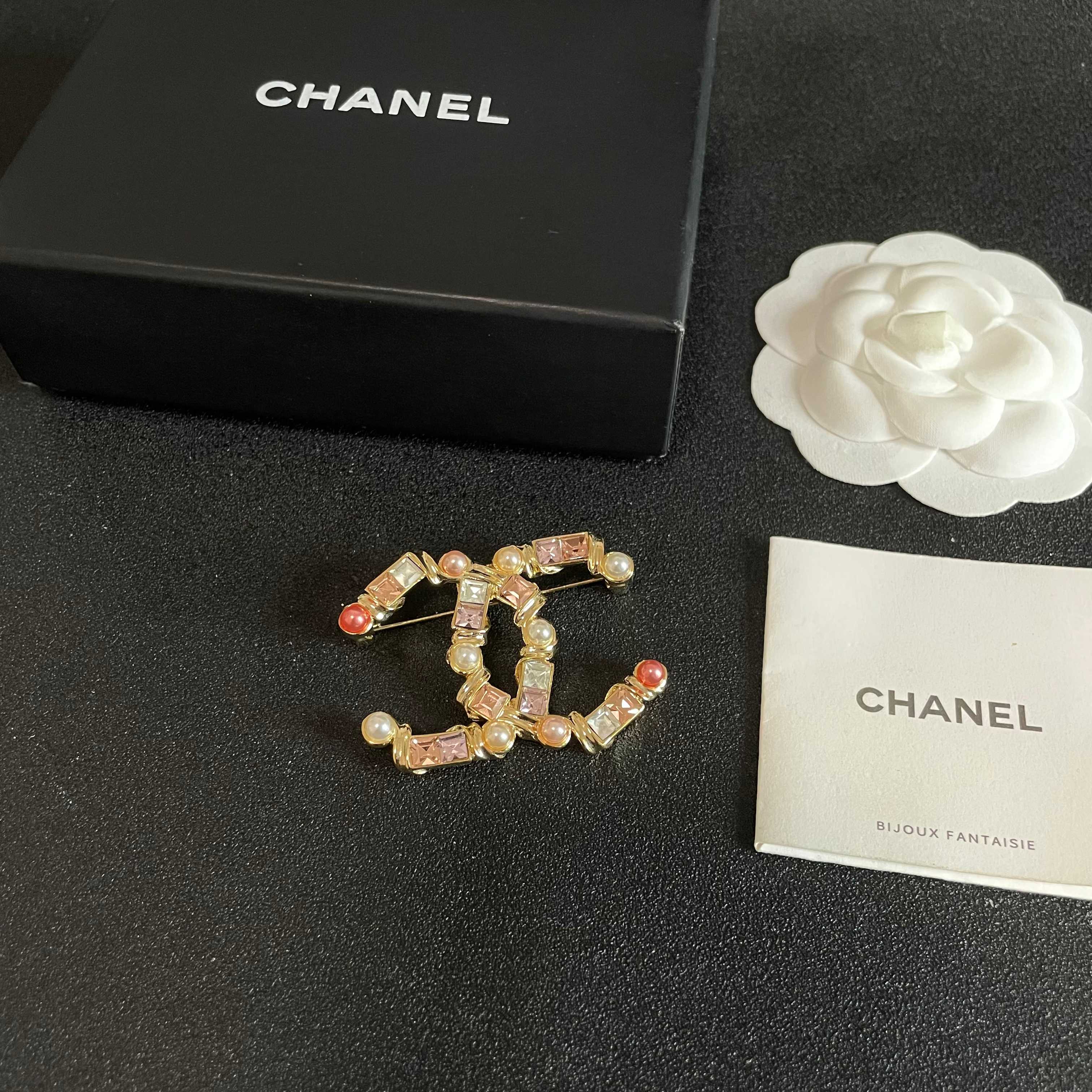 CHANEL🇫🇷小香 专柜新款同步珍珠钻香奈儿胸针，是最懂女人的饰物。那些倾注了全部心血去做自己的女人，