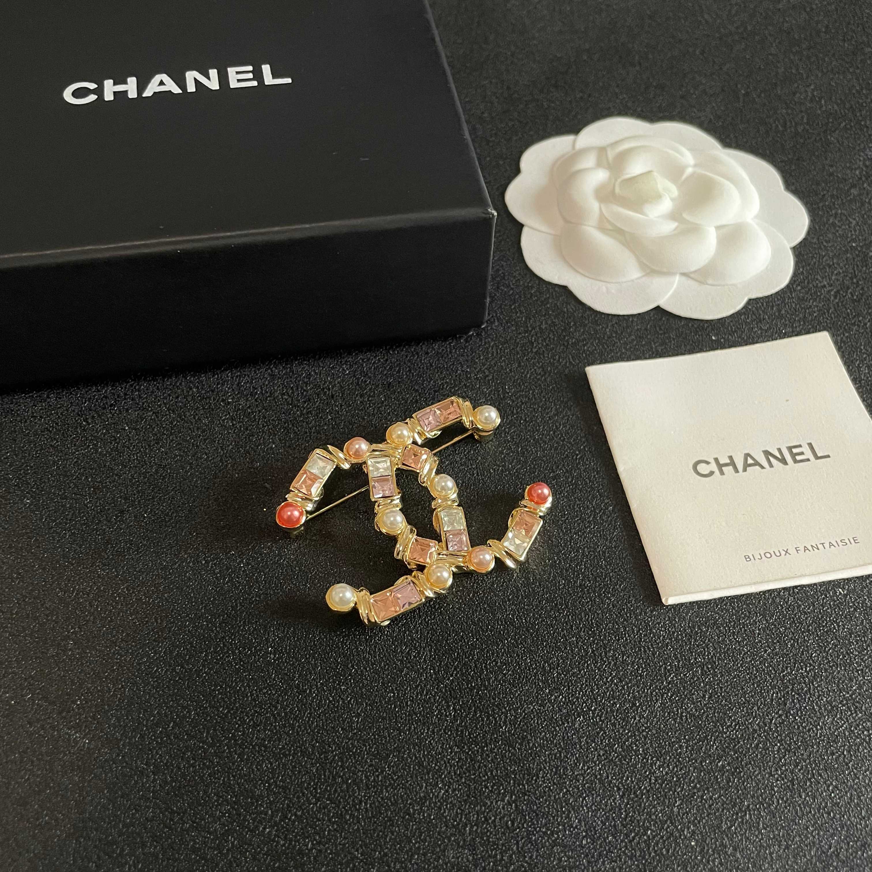 CHANEL🇫🇷小香 专柜新款同步珍珠钻香奈儿胸针，是最懂女人的饰物。那些倾注了全部心血去做自己的女人，