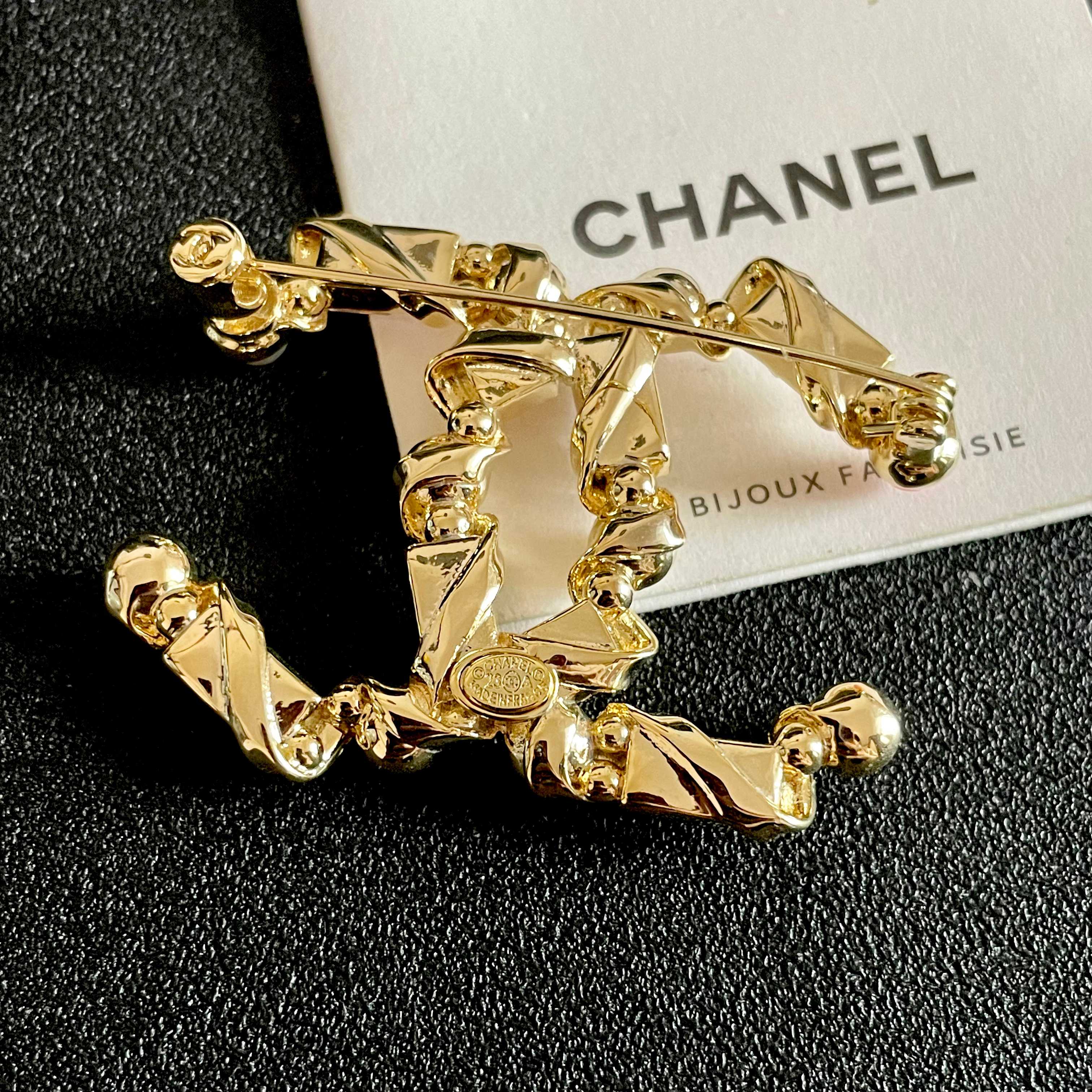 CHANEL🇫🇷小香 专柜新款同步珍珠钻香奈儿胸针，是最懂女人的饰物。那些倾注了全部心血去做自己的女人，