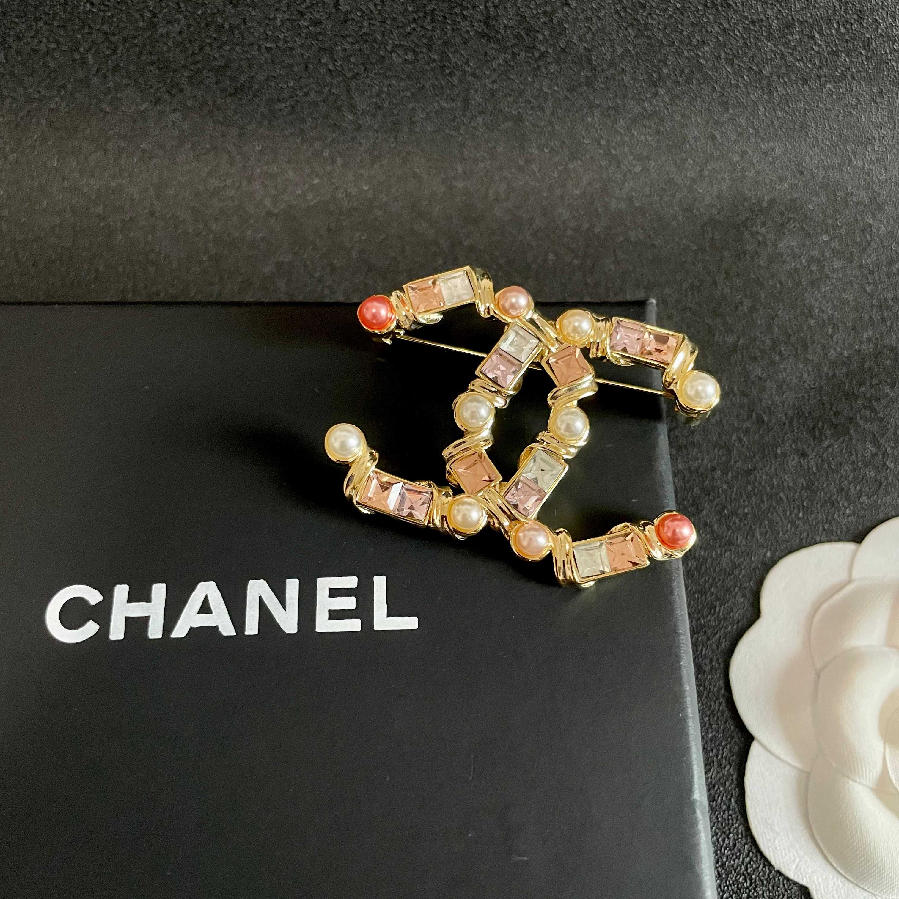 CHANEL🇫🇷小香 专柜新款同步珍珠钻香奈儿胸针，是最懂女人的饰物。那些倾注了全部心血去做自己的女人，