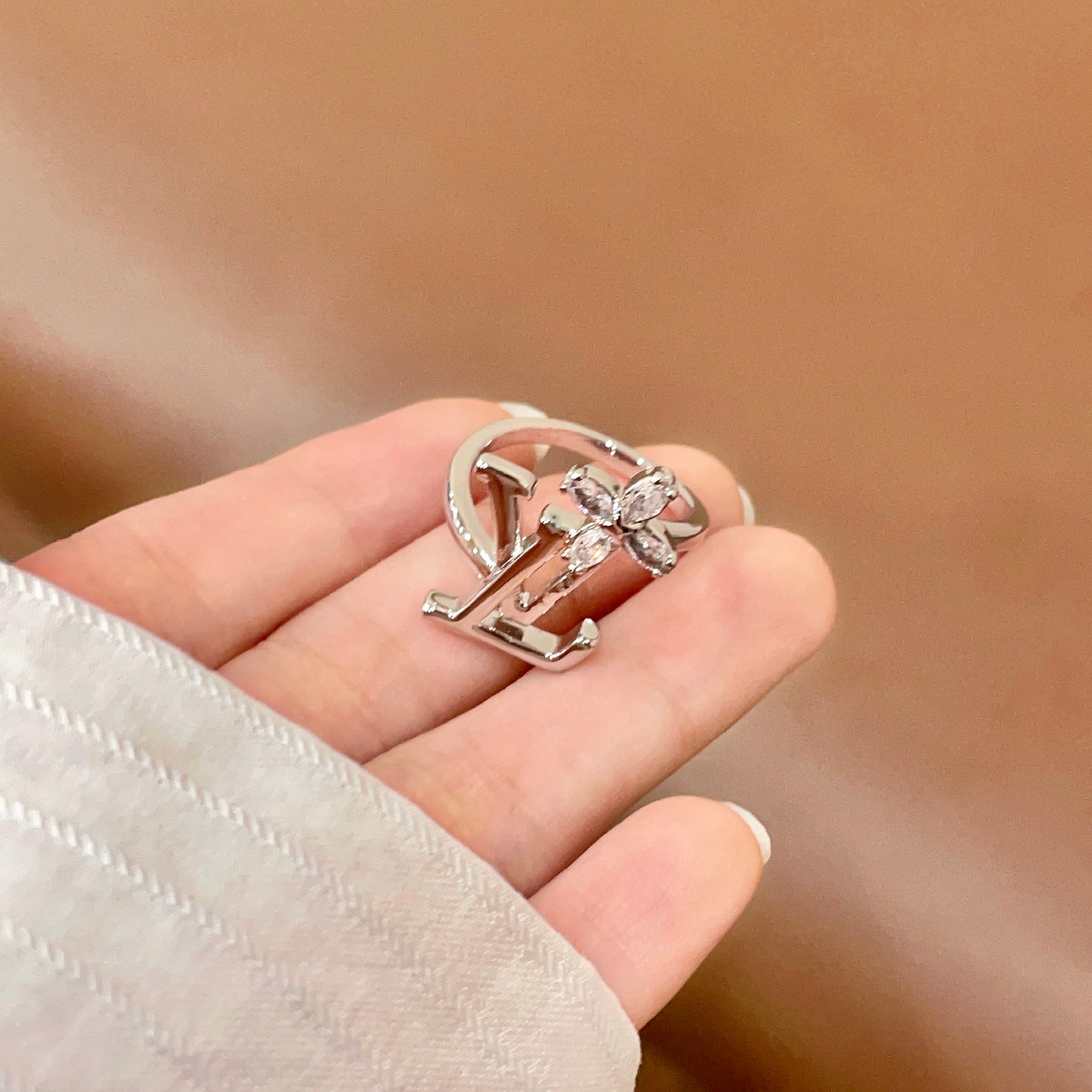 新款 奢侈 👑LV 路易威登  戒指💍 超美的进口字母镶钻戒指 一款心动不如行动 设计精美 大方 独到可