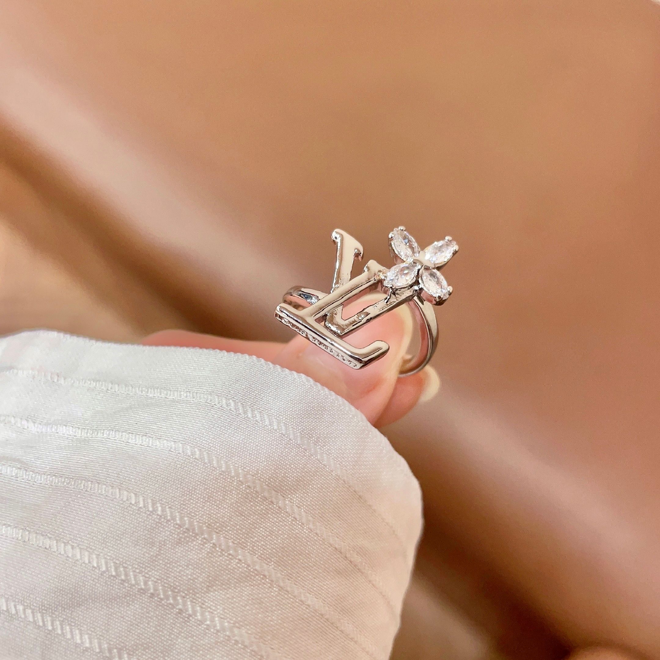新款 奢侈 👑LV 路易威登  戒指💍 超美的进口字母镶钻戒指 一款心动不如行动 设计精美 大方 独到可