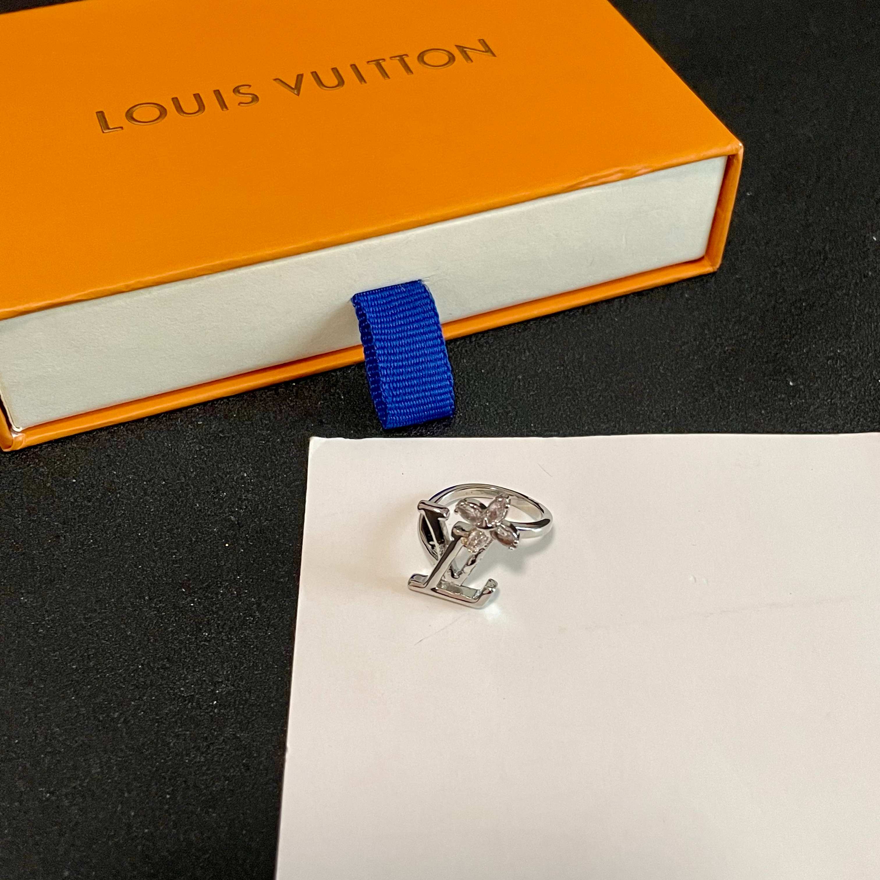 新款 奢侈 👑LV 路易威登  戒指💍 超美的进口字母镶钻戒指 一款心动不如行动 设计精美 大方 独到可