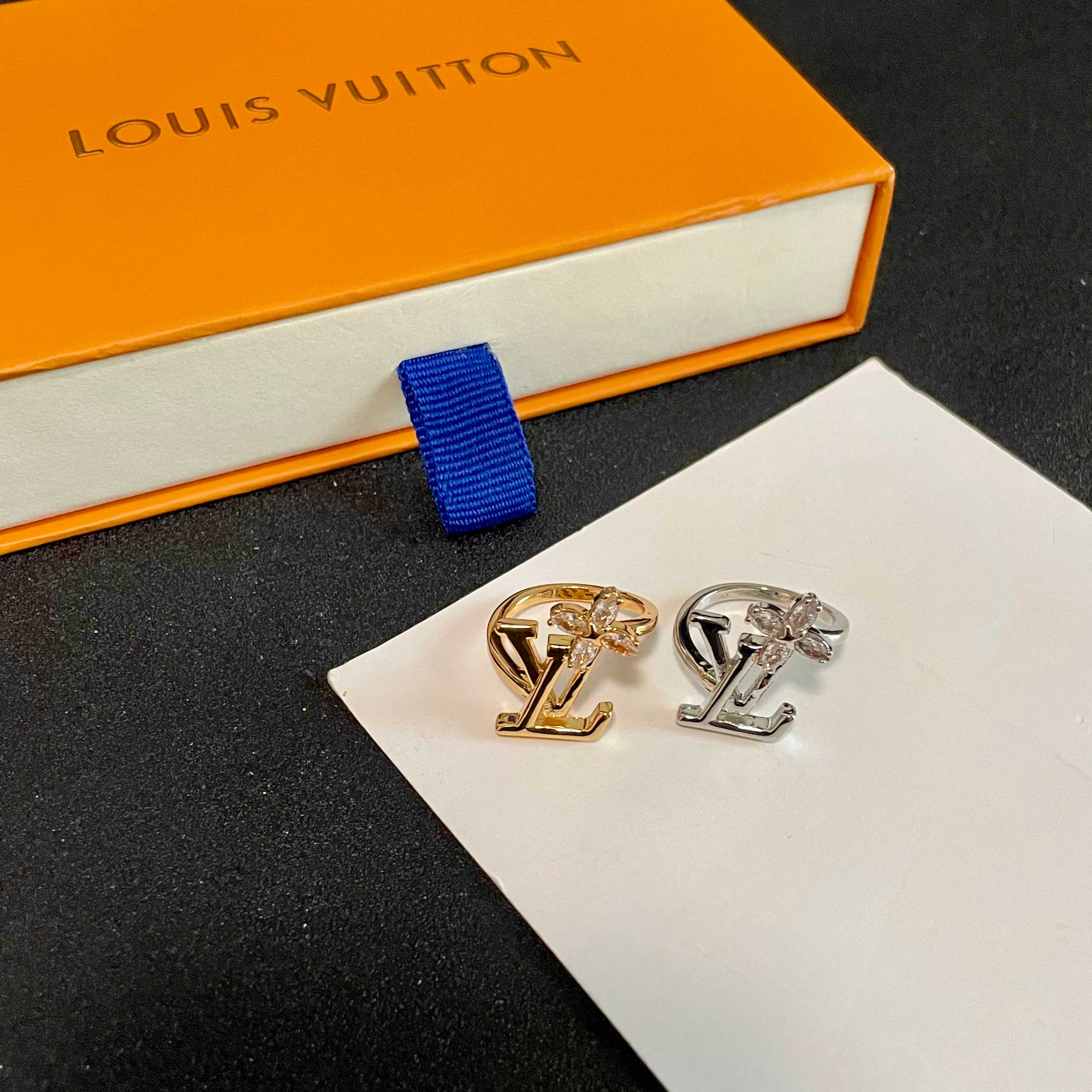 新款 奢侈 👑LV 路易威登  戒指💍 超美的进口字母镶钻戒指 一款心动不如行动 设计精美 大方 独到可