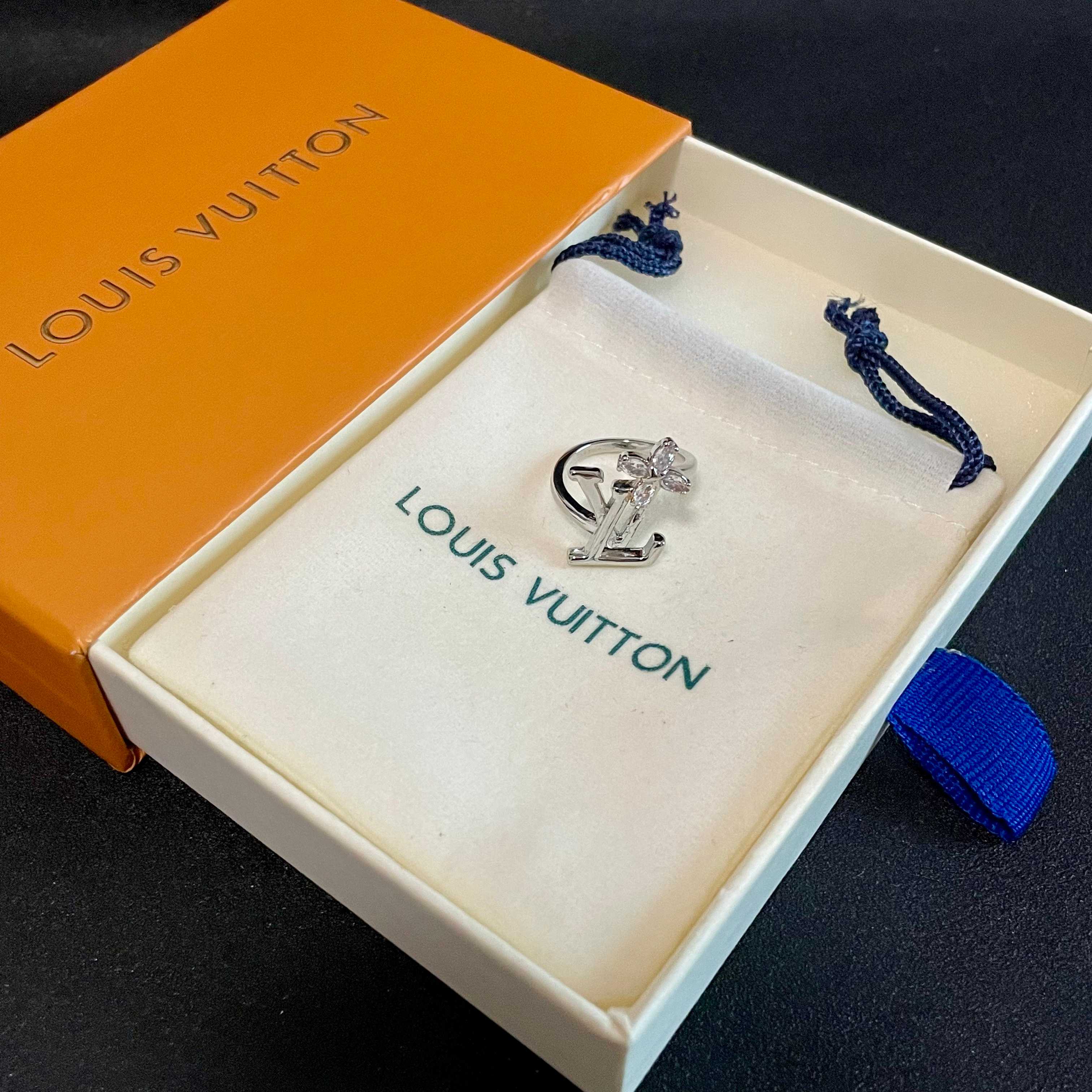 新款 奢侈 👑LV 路易威登  戒指💍 超美的进口字母镶钻戒指 一款心动不如行动 设计精美 大方 独到可