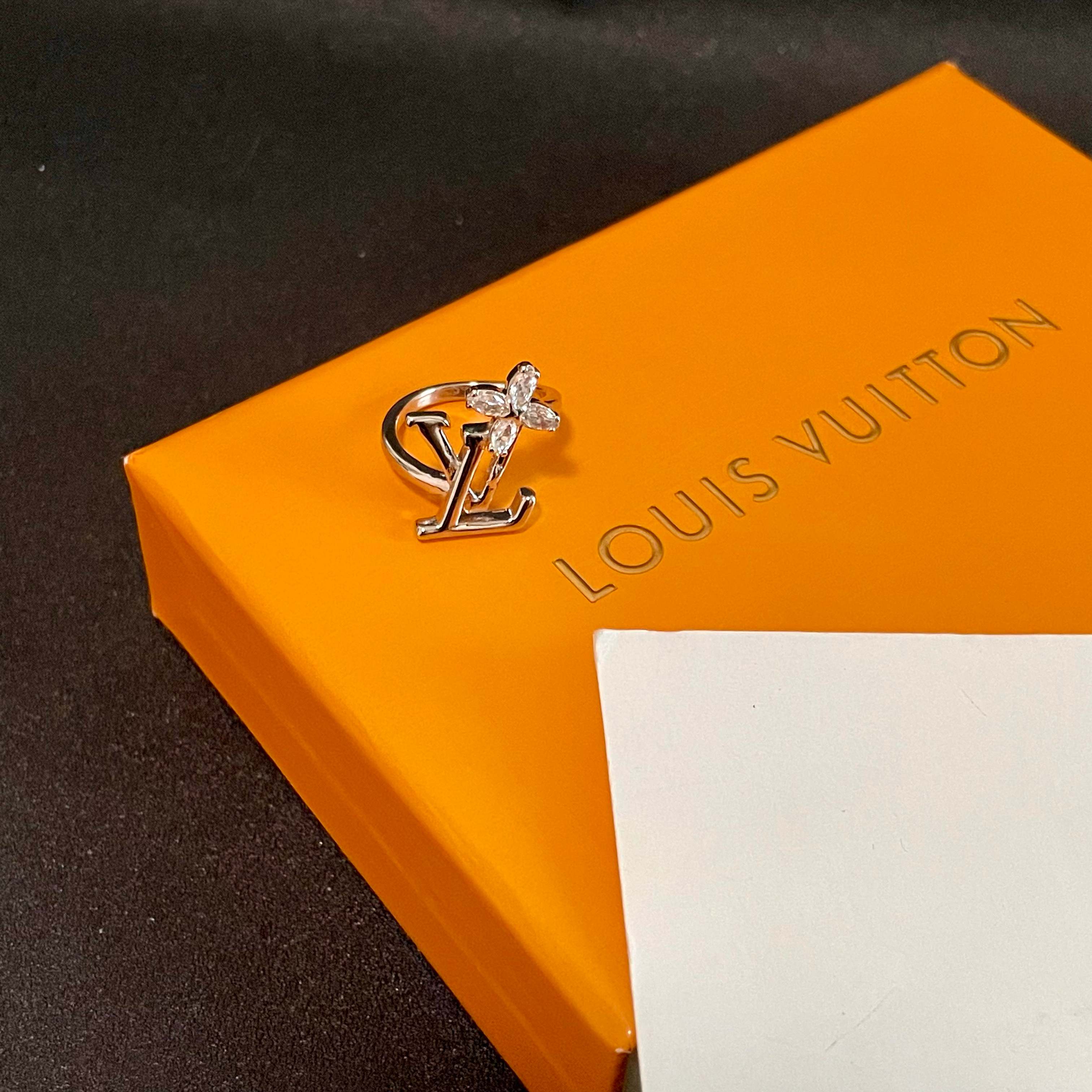 新款 奢侈 👑LV 路易威登  戒指💍 超美的进口字母镶钻戒指 一款心动不如行动 设计精美 大方 独到可