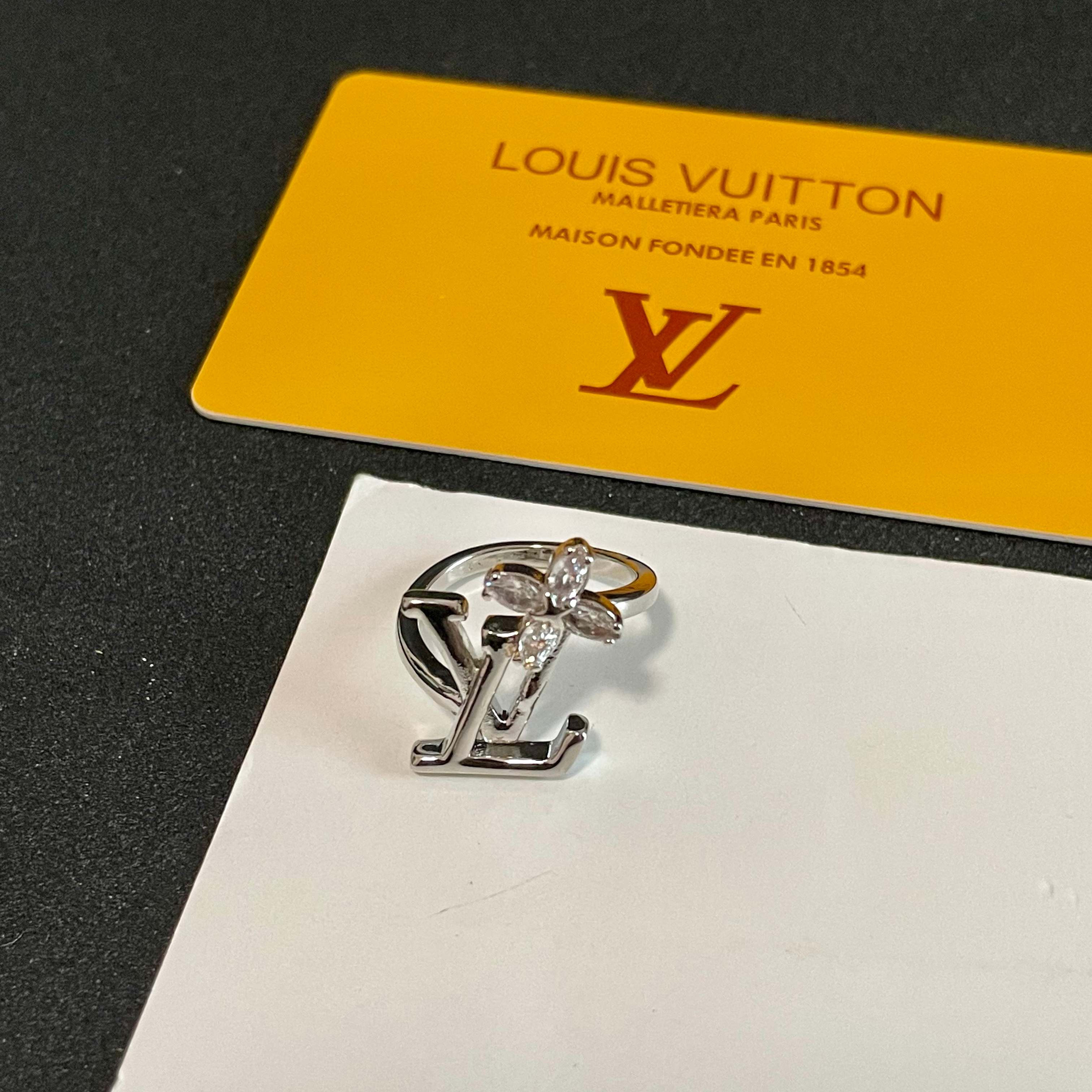 新款 奢侈 👑LV 路易威登  戒指💍 超美的进口字母镶钻戒指 一款心动不如行动 设计精美 大方 独到可