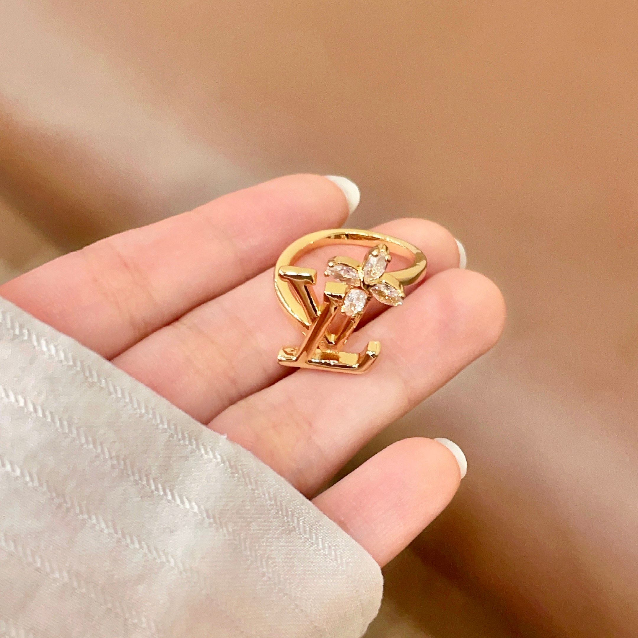 新款 奢侈 👑LV 路易威登  戒指💍 超美的进口字母镶钻戒指 一款心动不如行动 设计精美 大方 独到可