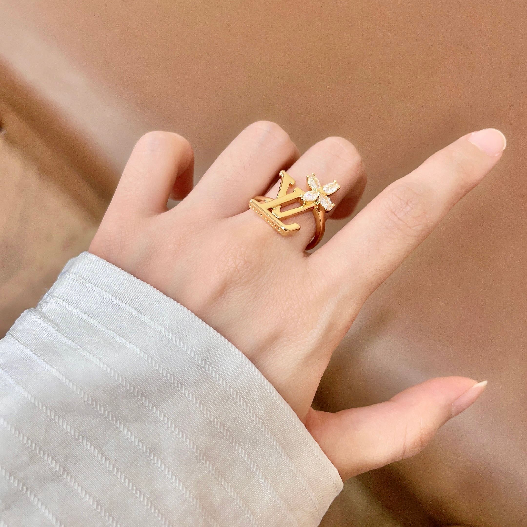 新款 奢侈 👑LV 路易威登  戒指💍 超美的进口字母镶钻戒指 一款心动不如行动 设计精美 大方 独到可