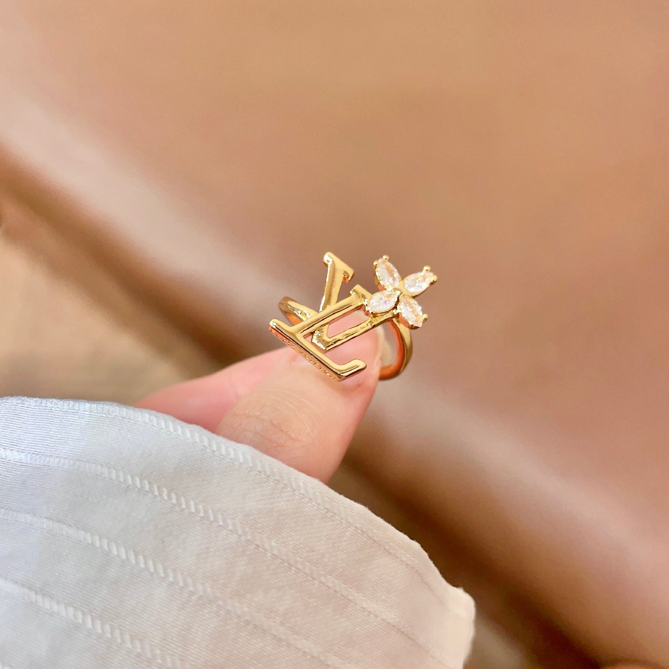 新款 奢侈 👑LV 路易威登  戒指💍 超美的进口字母镶钻戒指 一款心动不如行动 设计精美 大方 独到可
