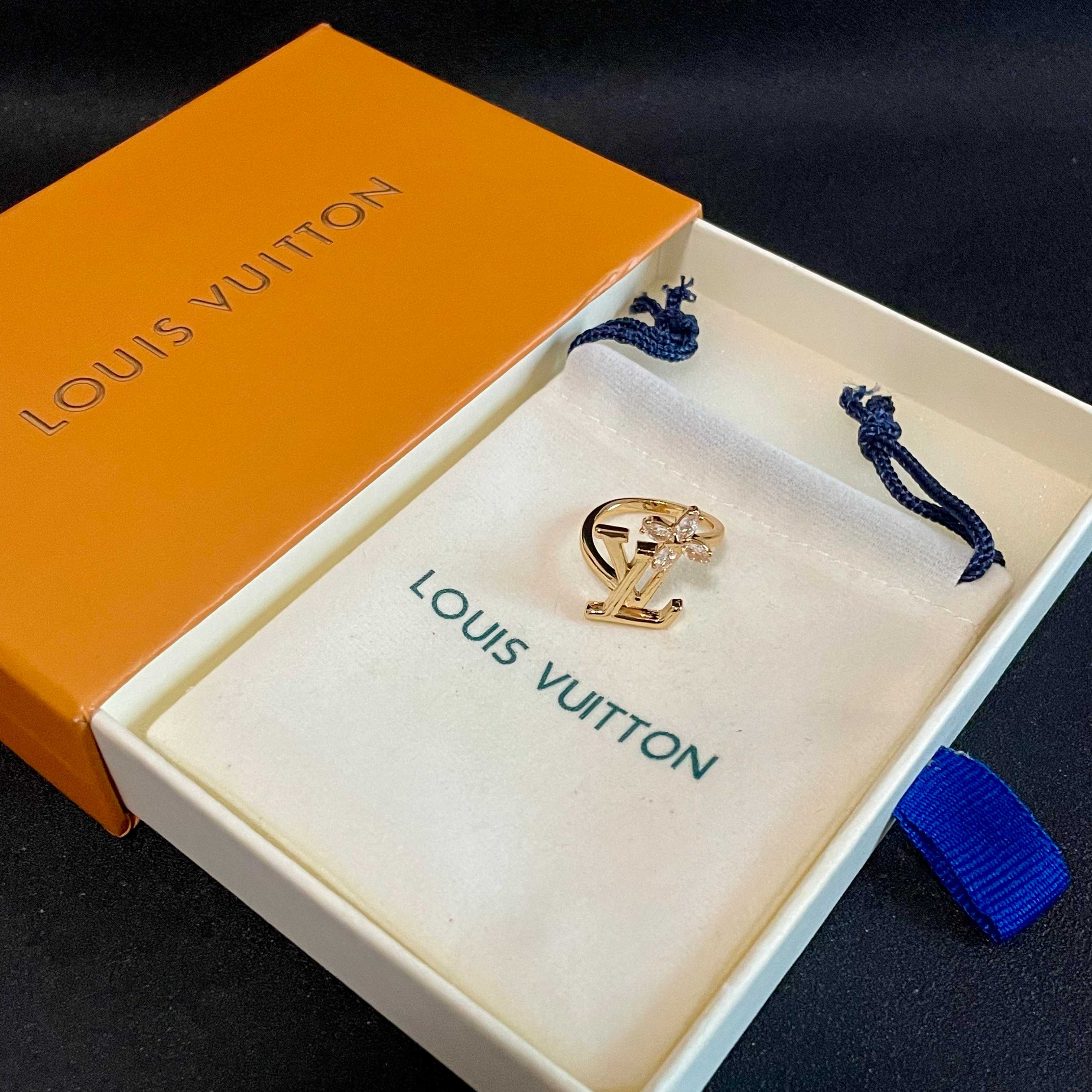 新款 奢侈 👑LV 路易威登  戒指💍 超美的进口字母镶钻戒指 一款心动不如行动 设计精美 大方 独到可