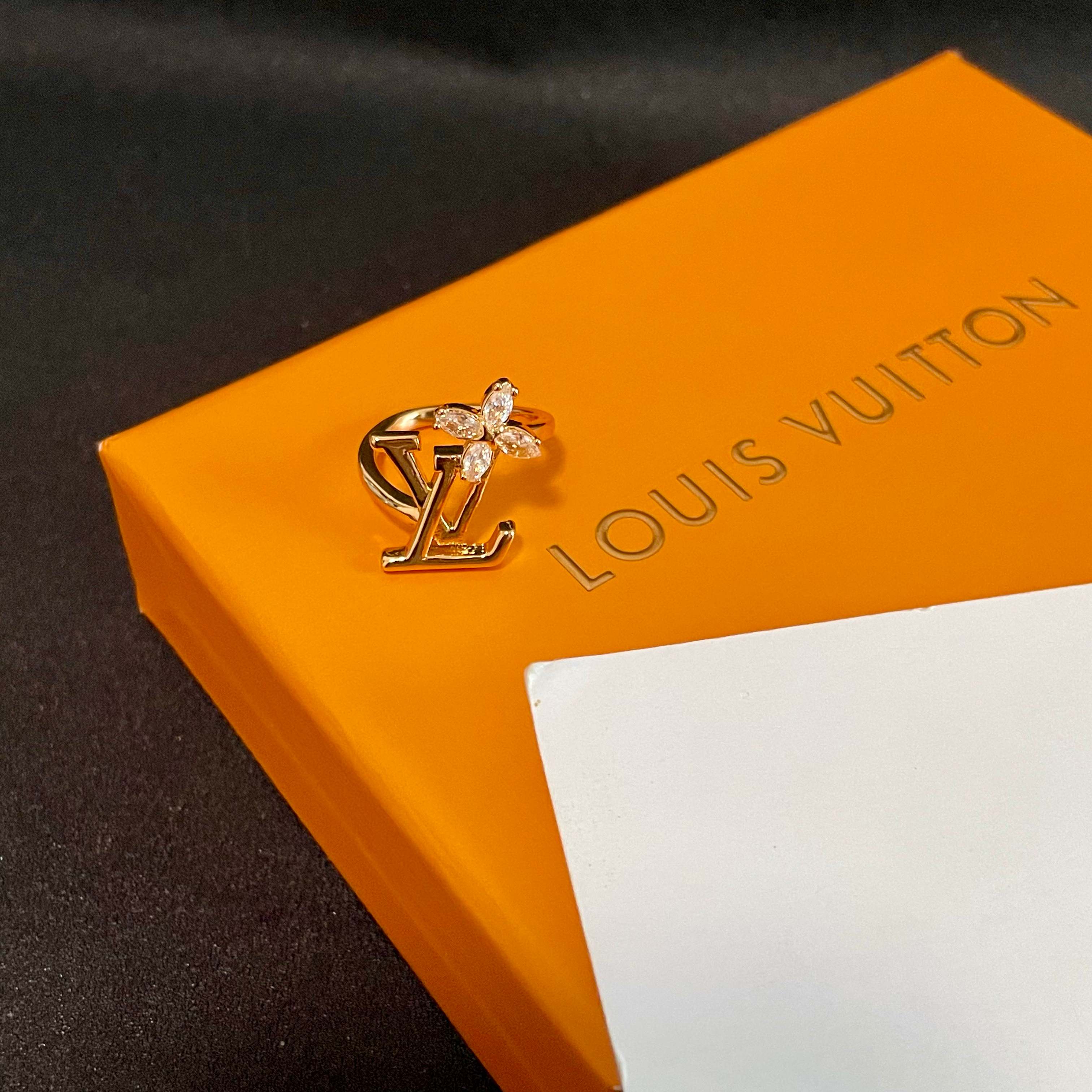 新款 奢侈 👑LV 路易威登  戒指💍 超美的进口字母镶钻戒指 一款心动不如行动 设计精美 大方 独到可